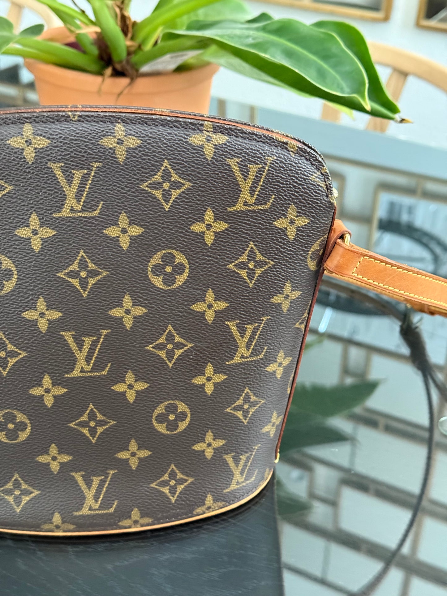 Drouot Crossbody ๐
Year: 2000