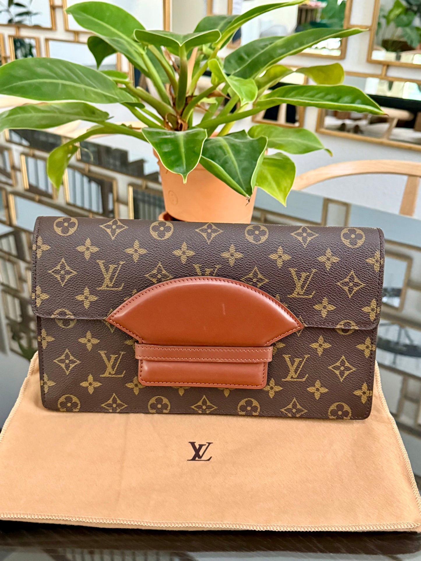 Chaillot Clutch w/ Dustbag 🗓️ Year: 1987