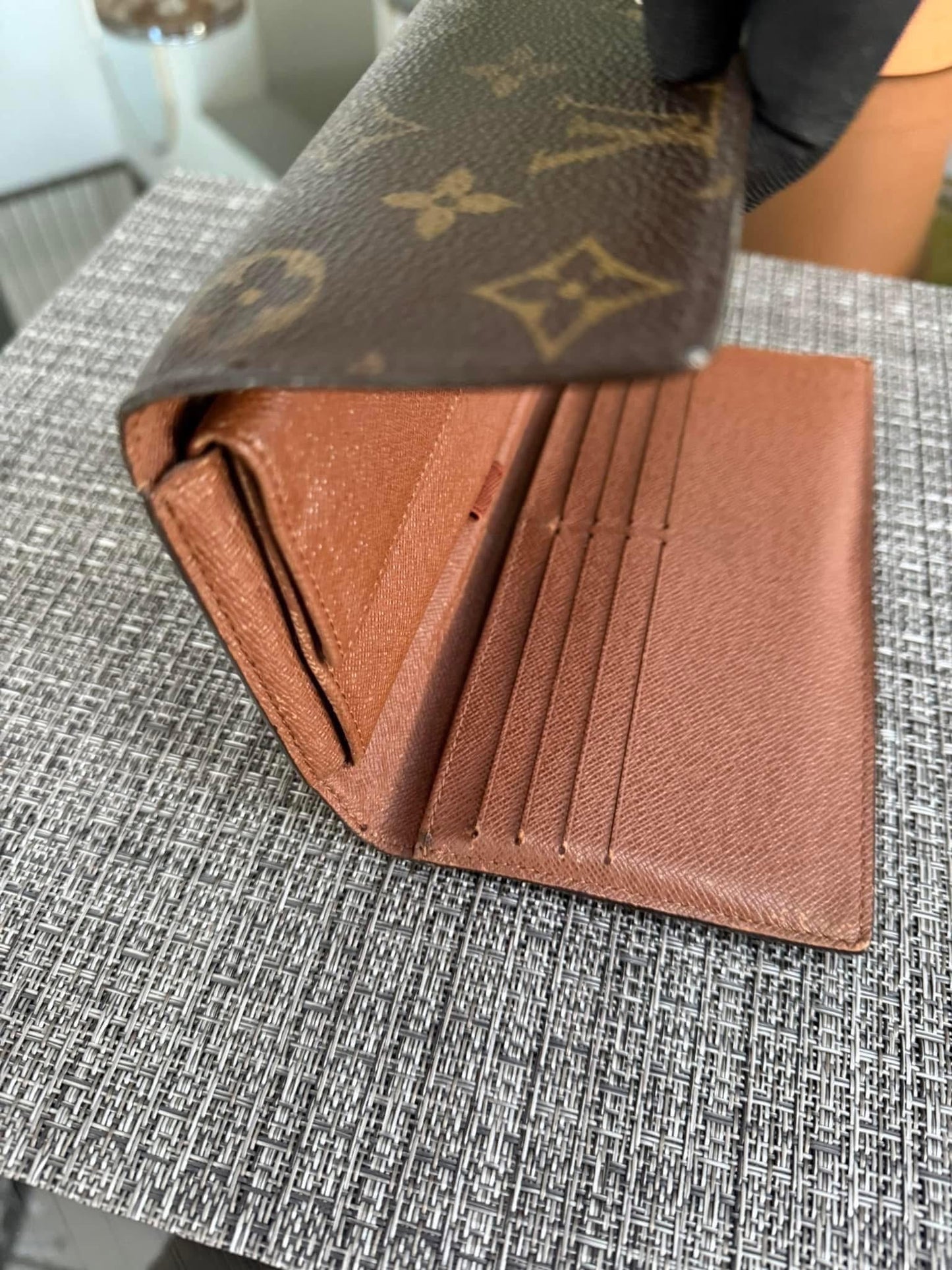 International Wallet with 8 Cardholders ๐๏ธ Year: 2008