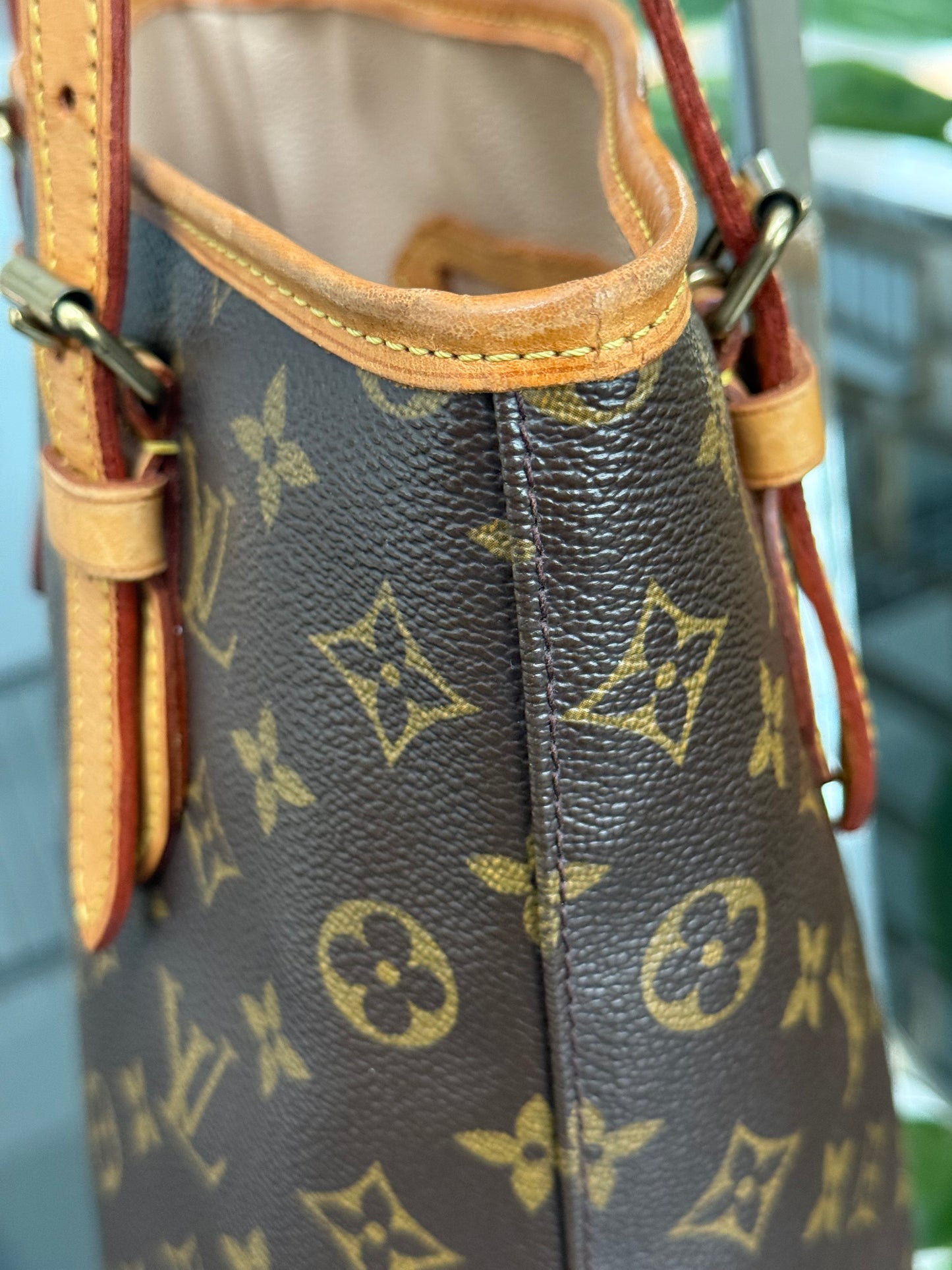 Petite Bucket in Monogram 🗓️ Year: 2003