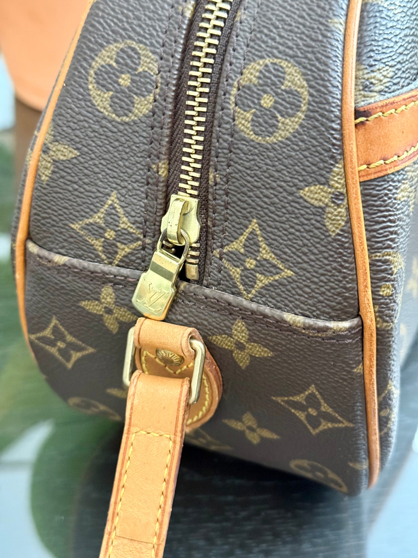 Blois Crossbody -🗓️ Year: 2000