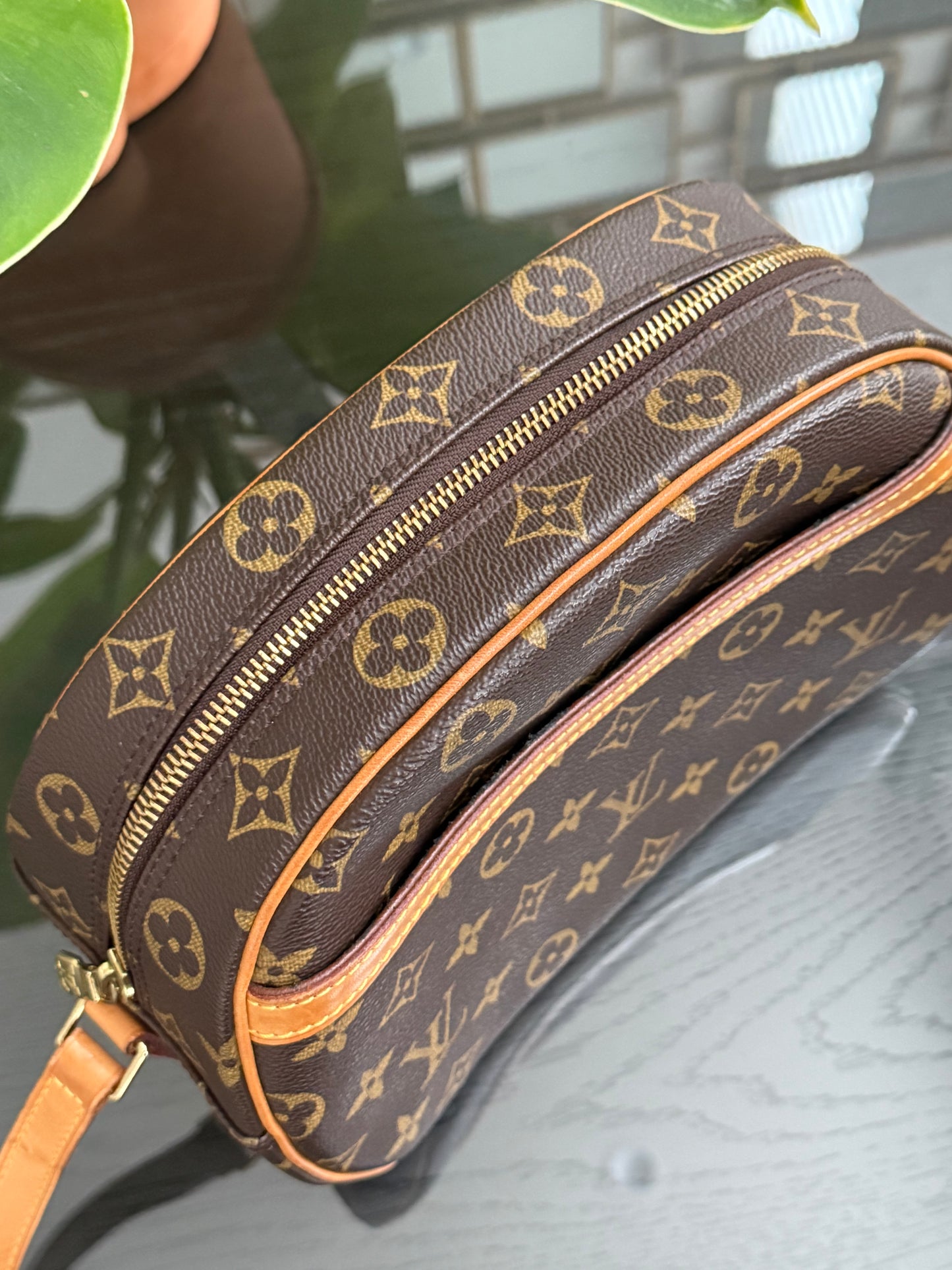 Blois Crossbody -🗓️ Year: 1999