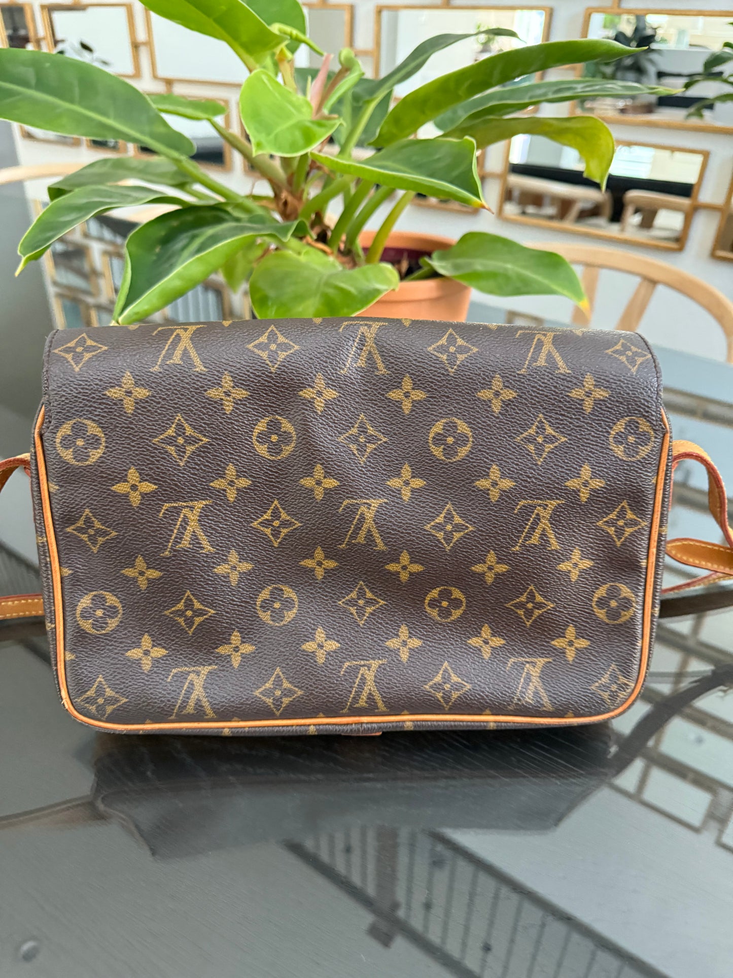 St. Germain 28 Crossbody Bag
๐๏ธ Year: 1995