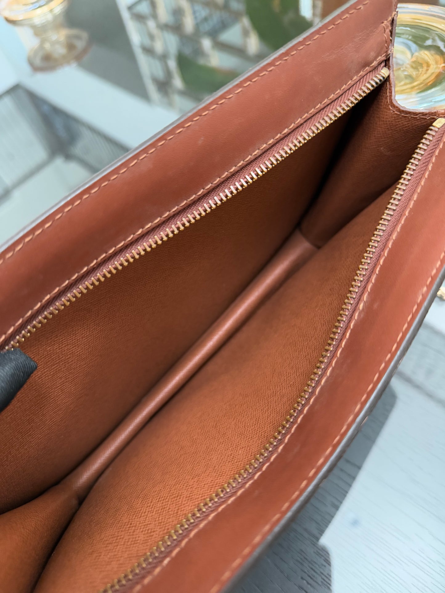 Pochette Homme with Generic Crossbody -🗓️ Year: 1995
