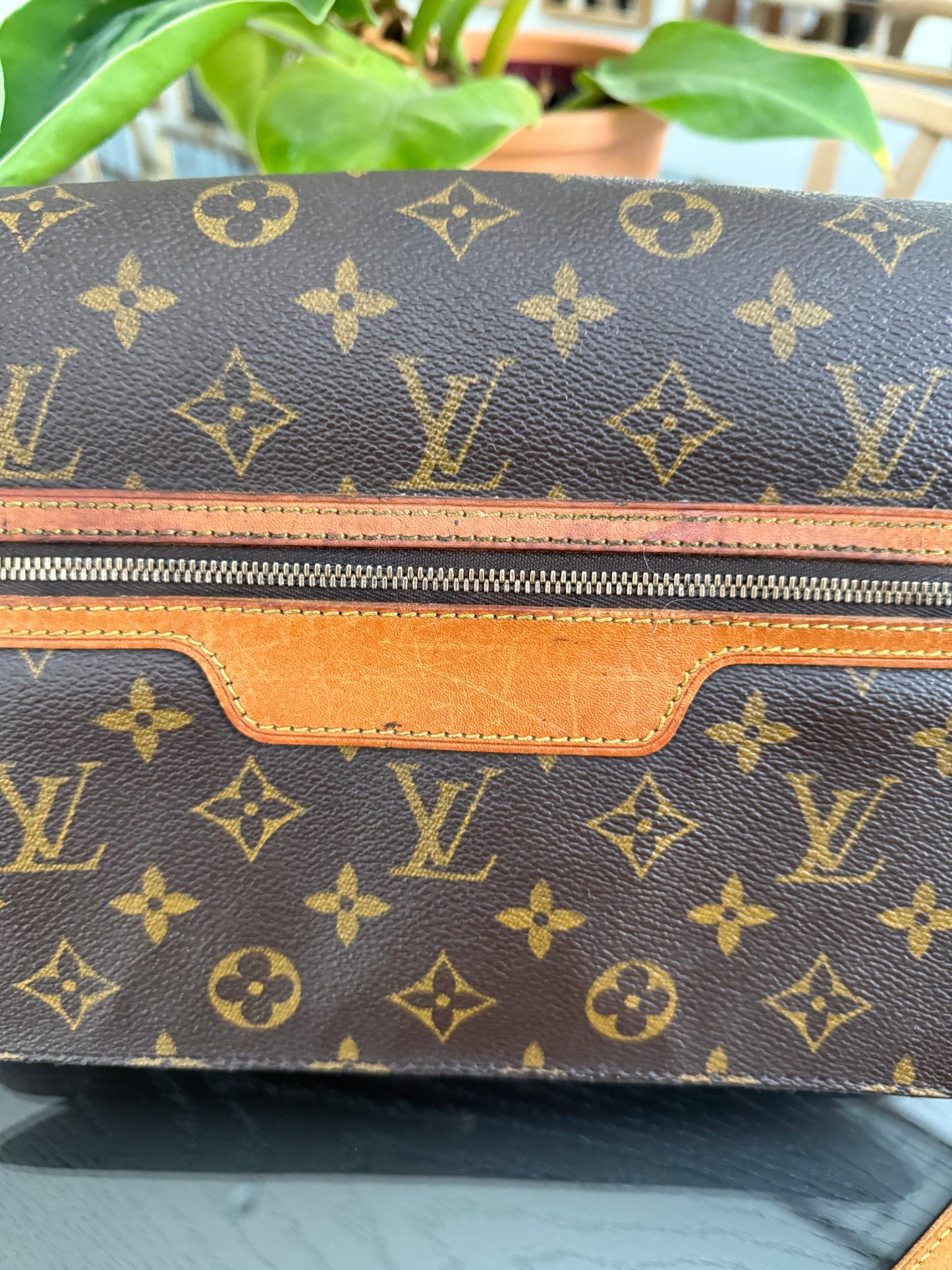 St. Germain 28 Crossbody Bag
๐๏ธ Year: 1995