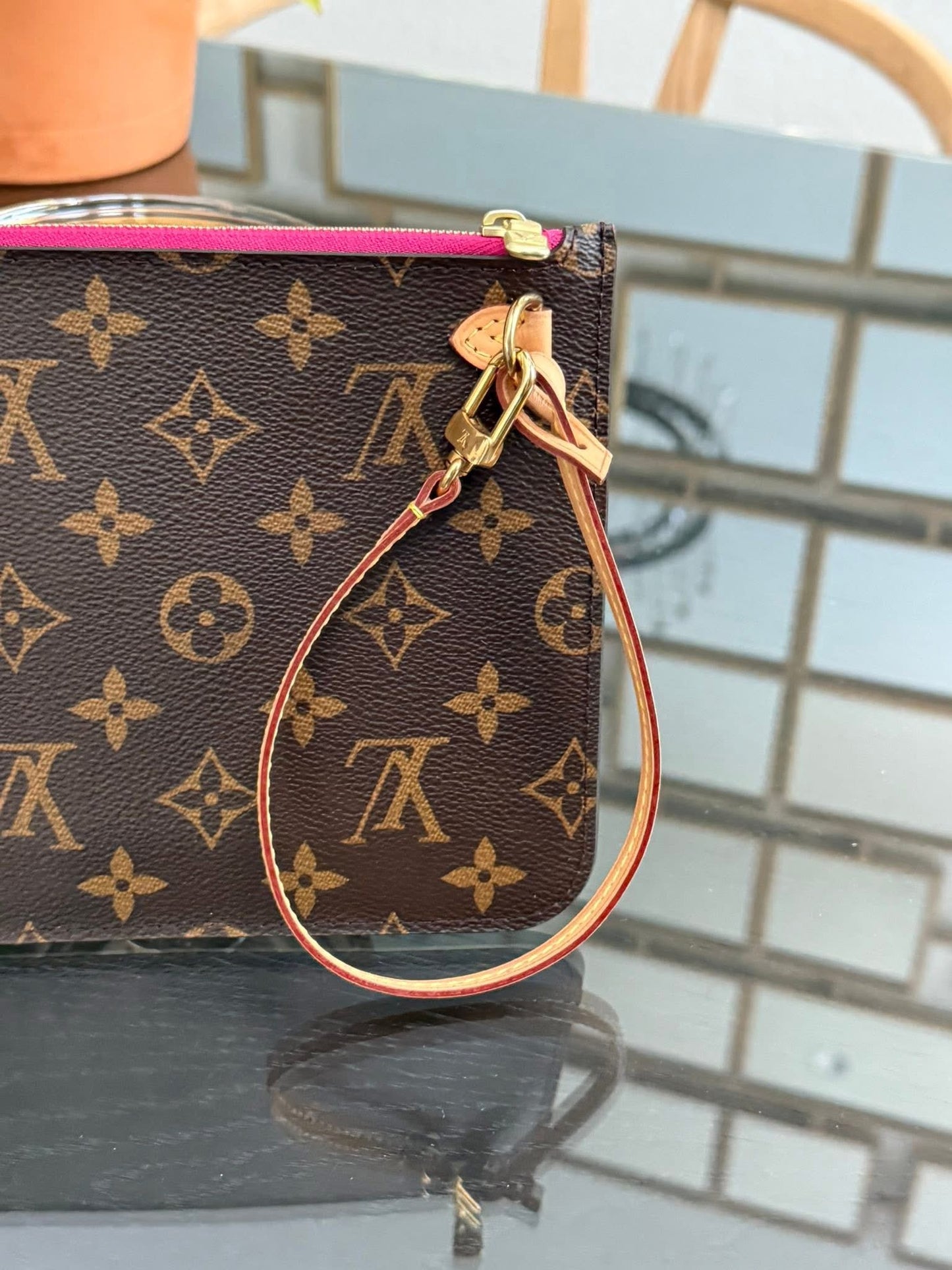 Neverfull MM/GM Pouch in Peony 🗓️ Year: 2016