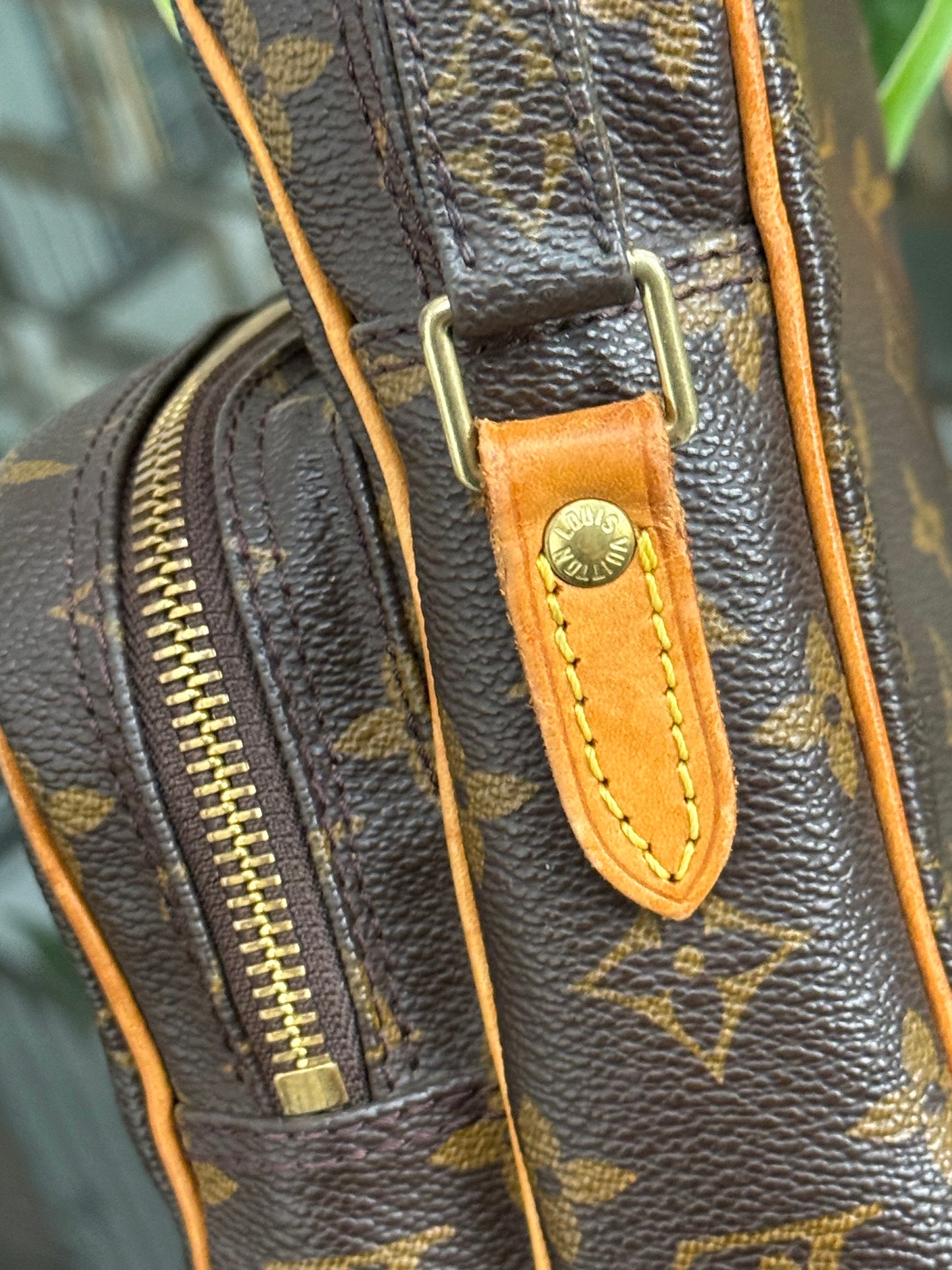 Amazon Crossbody Bag
๐๏ธ Year: 2000