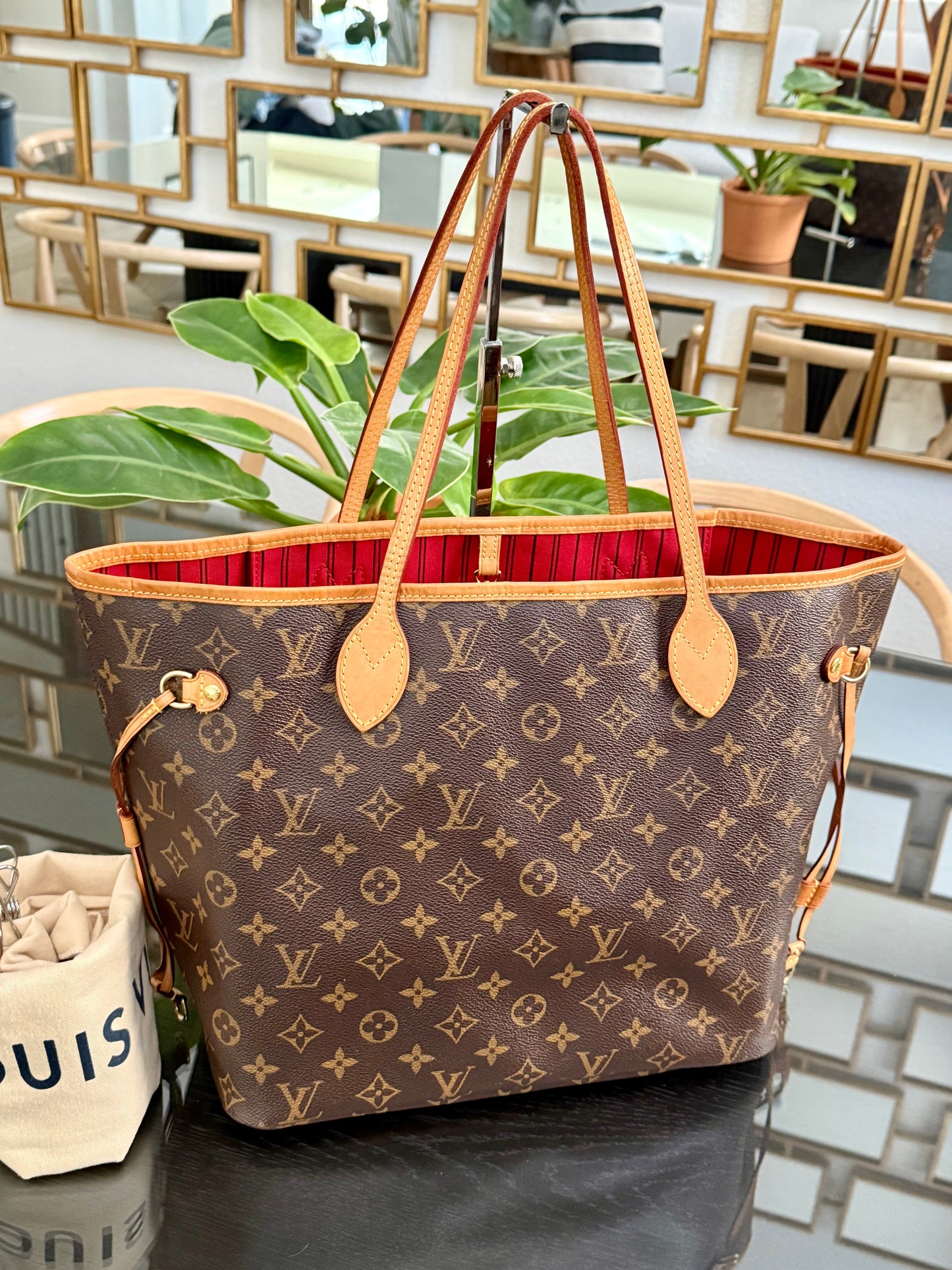 Neverfull MM in Cerise/ Red interior with Dustbag ๐
Year: 2018