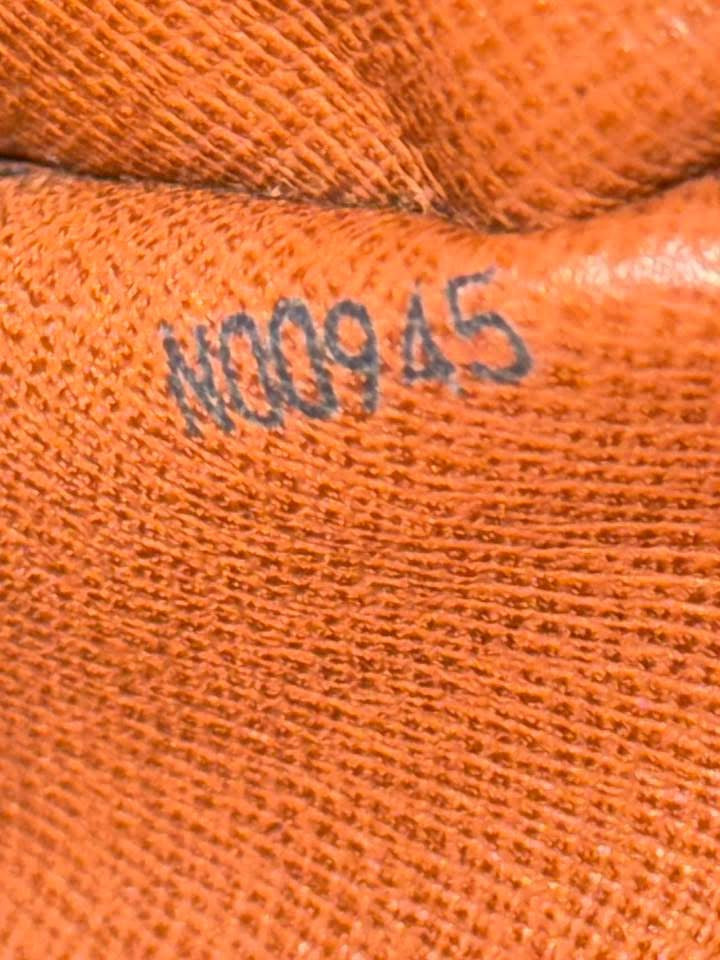 Blois Crossbody -๐๏ธ Year: 1995