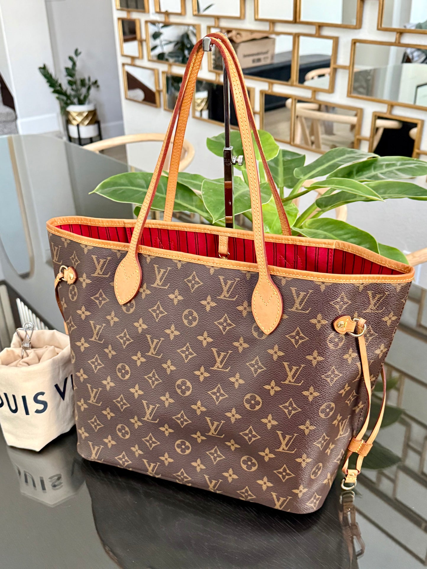 Neverfull MM in Cerise/ Red interior with Dustbag ๐
Year: 2018