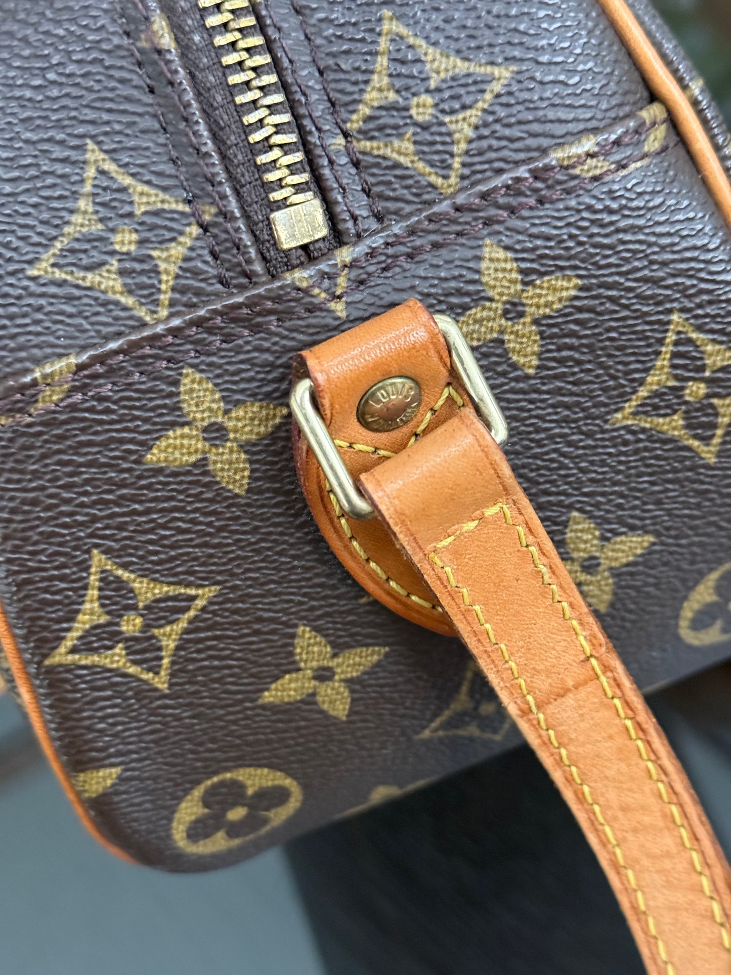Blois Crossbody -🗓️ Year: 1999
