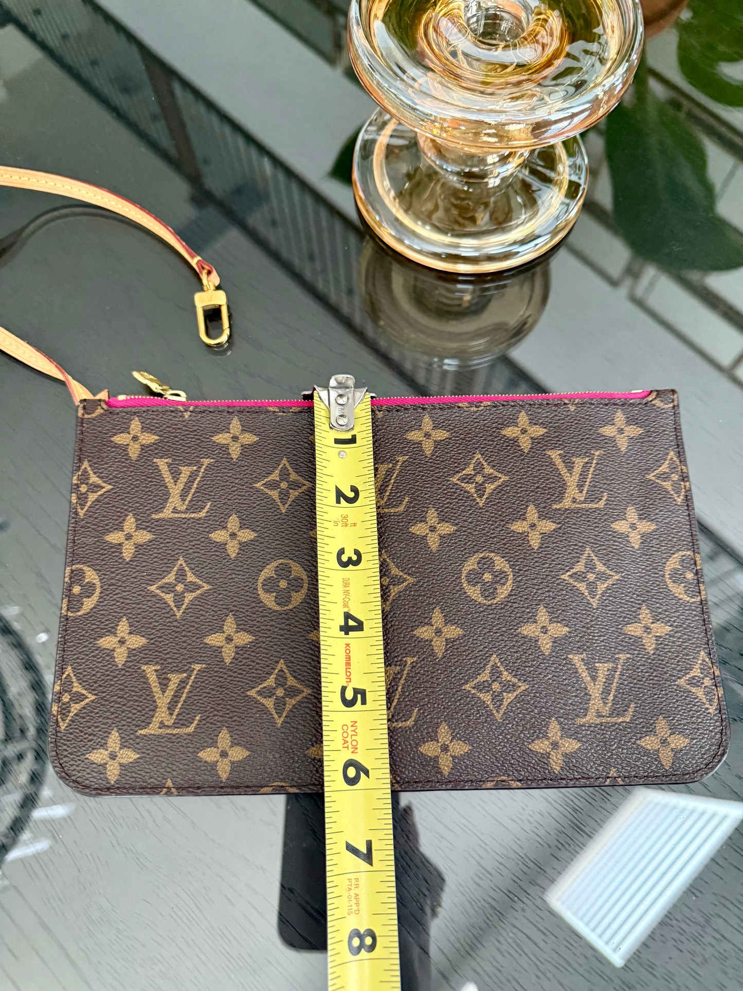 Neverfull MM Pouch in Peony interior -🗓️ Year:2019