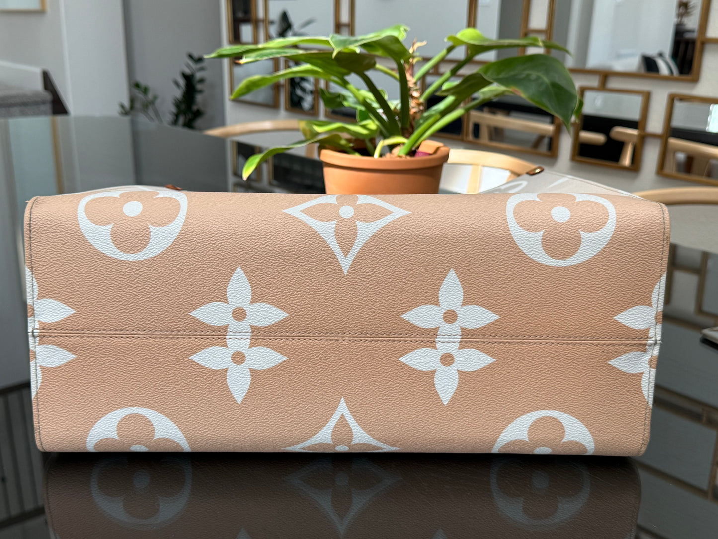 On The Go GM By The Pool in Monogram with Dustbag and Insert Organizer -Microchip