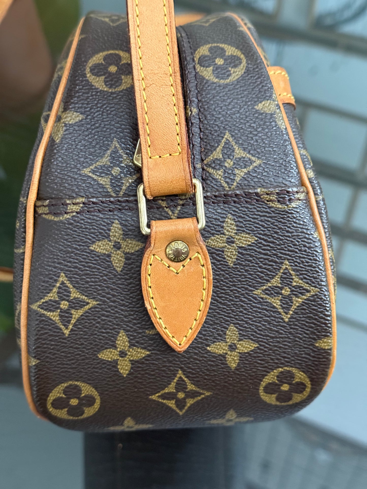 Blois Crossbody -🗓️ Year: 1999