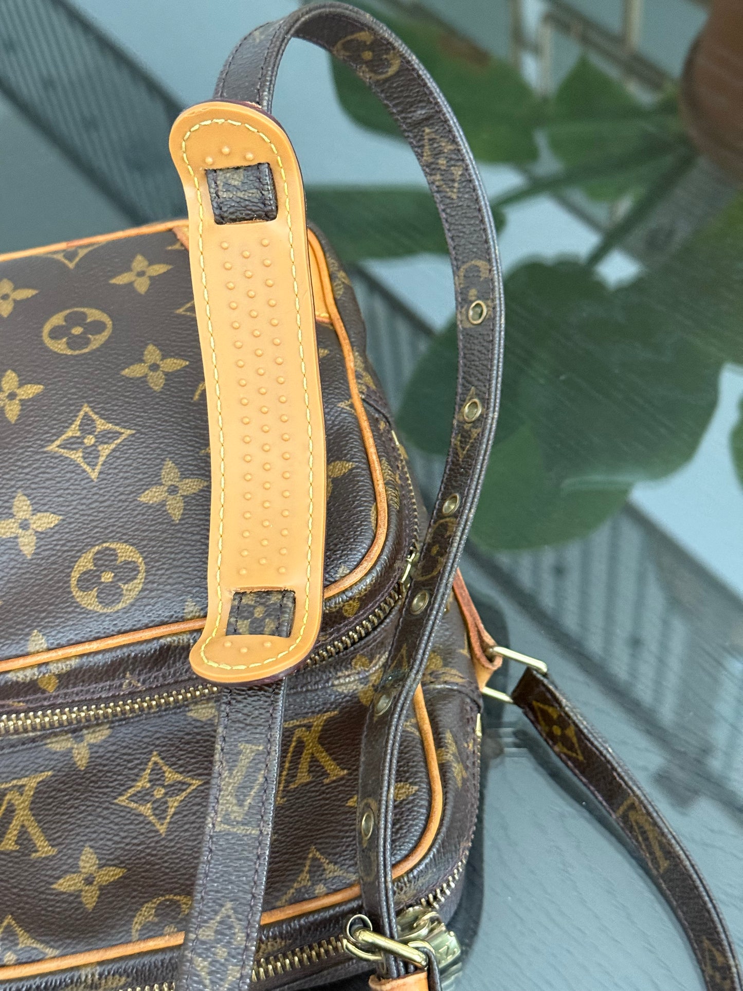 Amazon Crossbody Bag
๐๏ธ Year: 2000