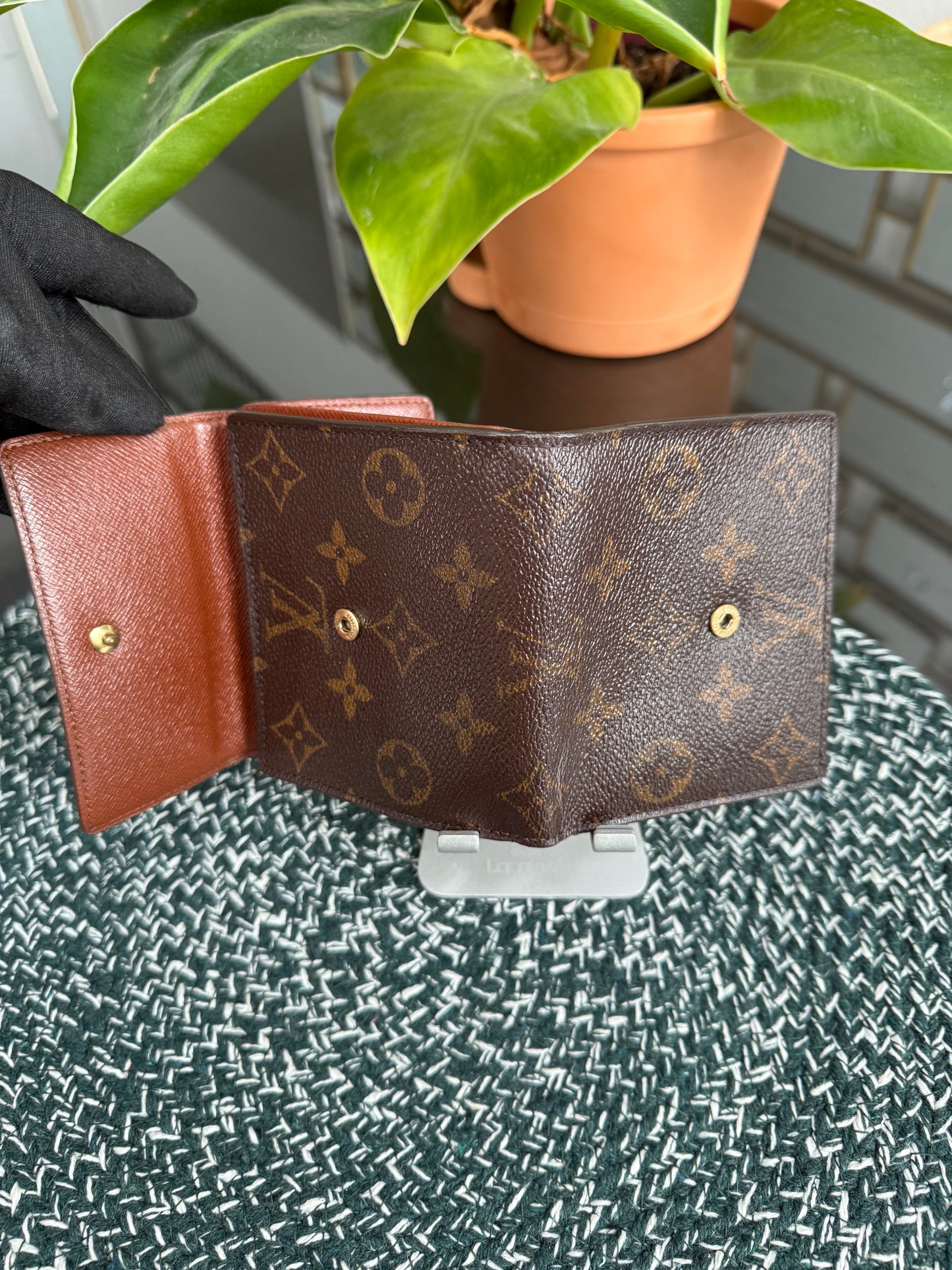 Elise Trifold Compact Wallet -๐๏ธ Year: 2001