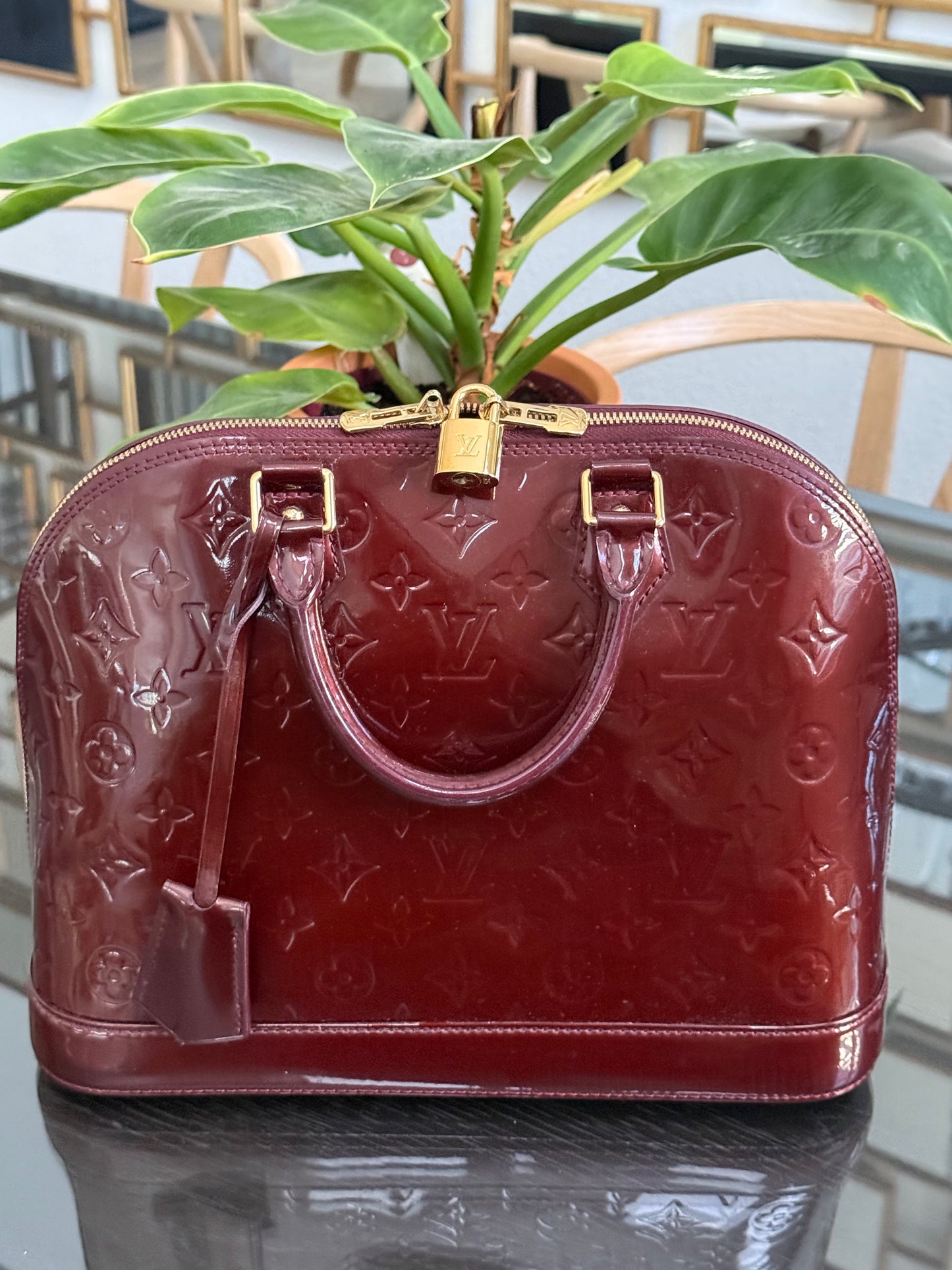 Vernis Alma PM Amarante with Lock π and key, clochette and Dustbag π