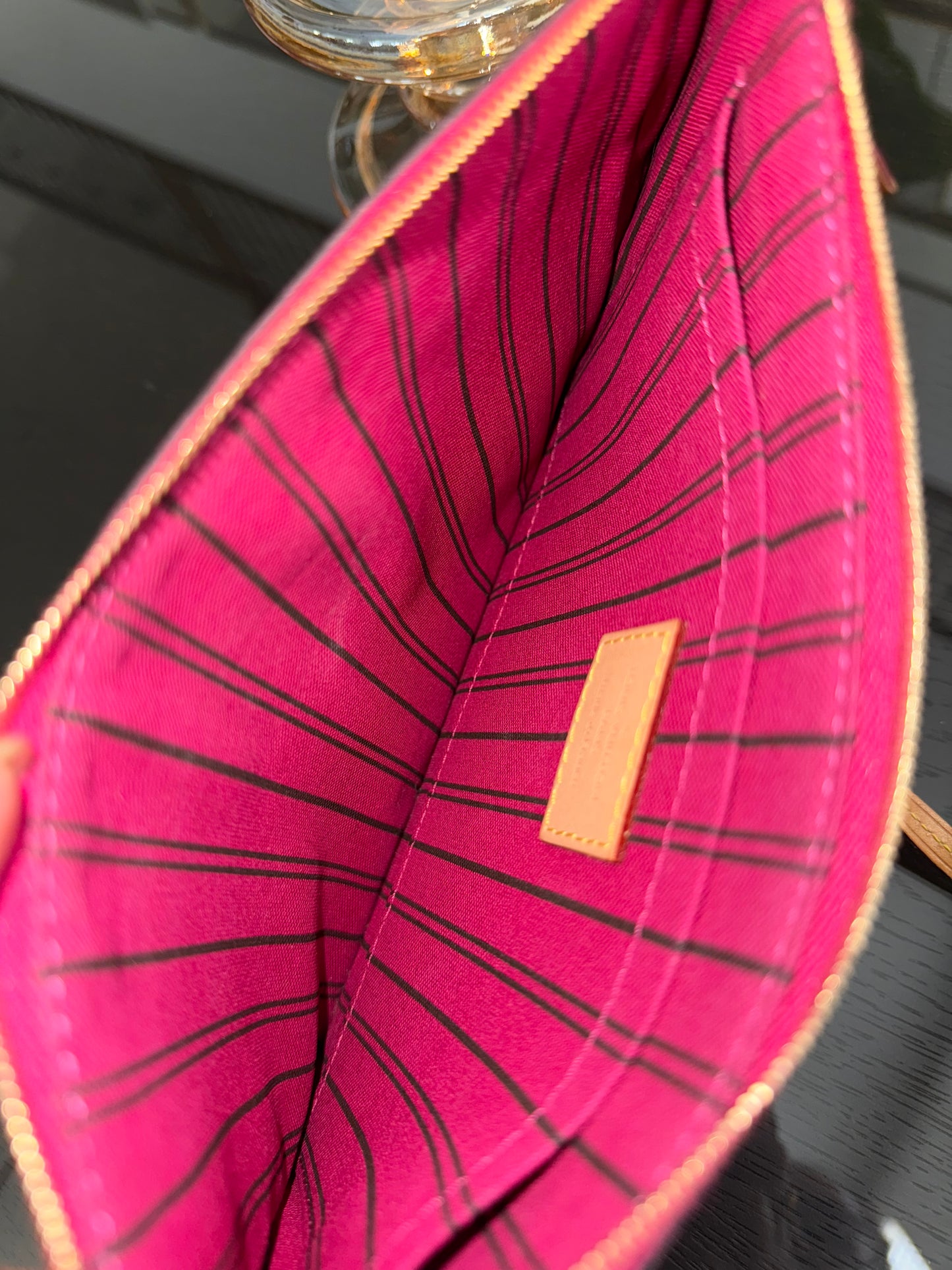 Neverfull MM Pouch in Peony interior -🗓️ Year:2019
