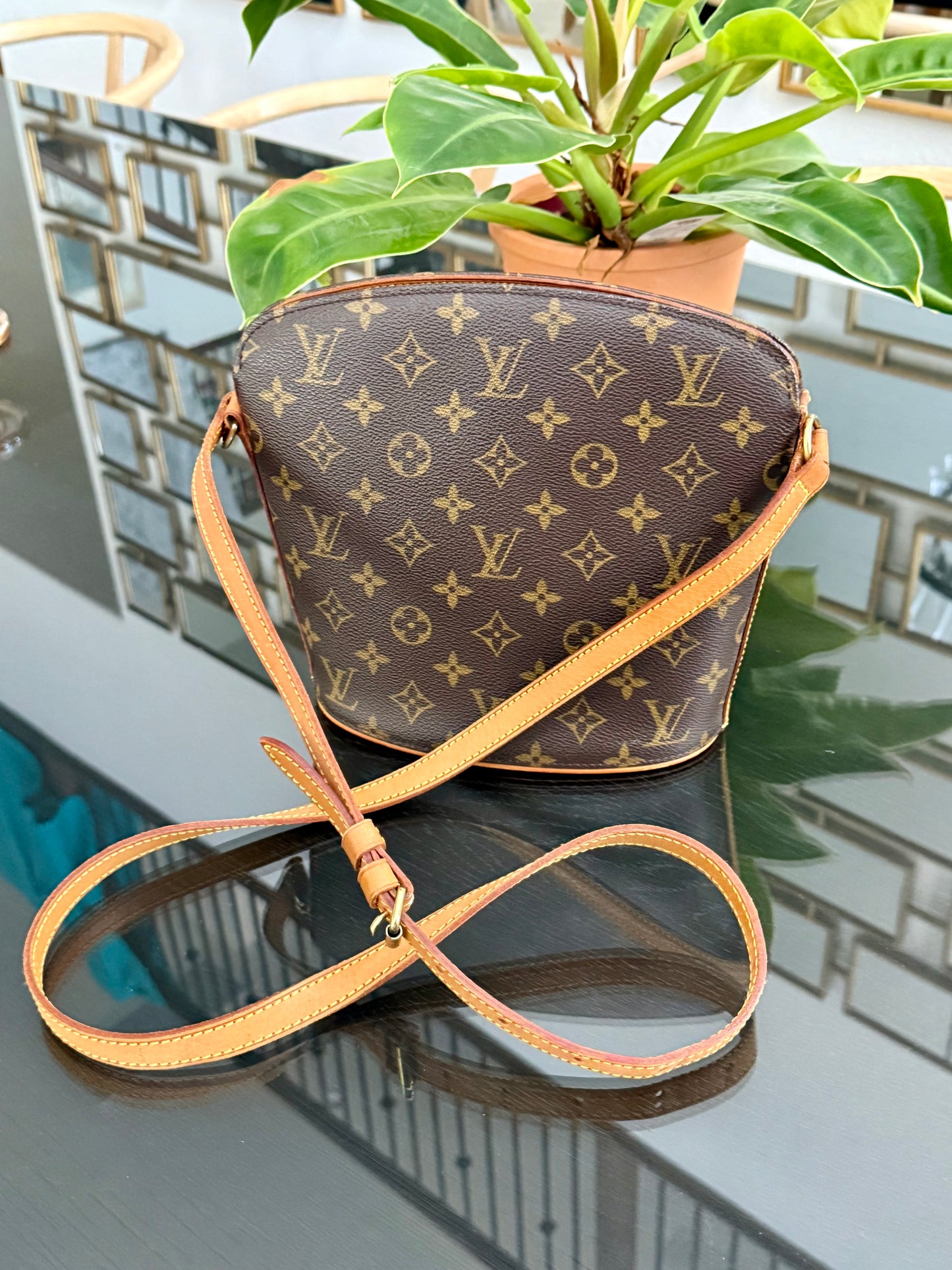 Drouot Crossbody ๐
Year: 2000