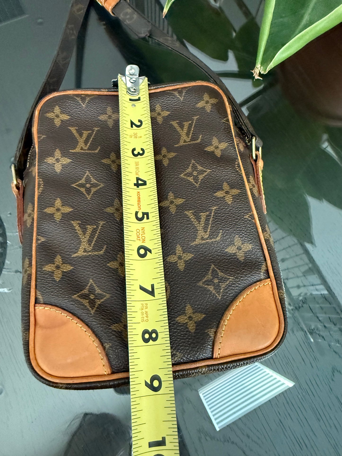 Amazon Crossbody Bag
๐๏ธ Year: 2000