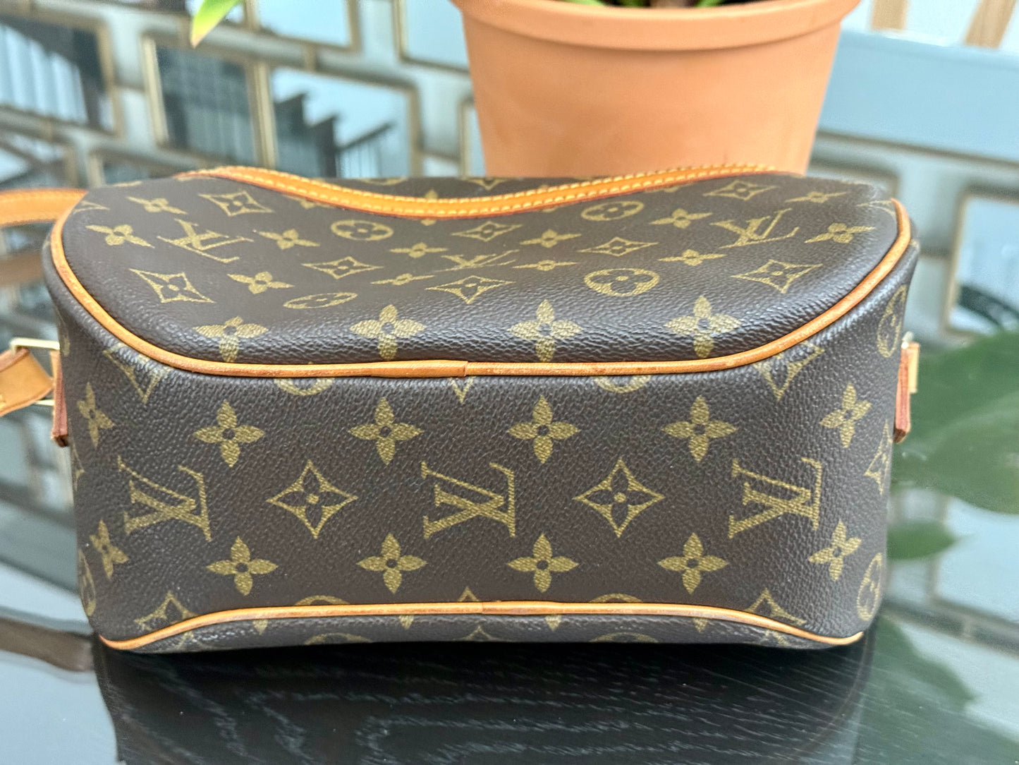 Blois Crossbody -🗓️ Year: 2000