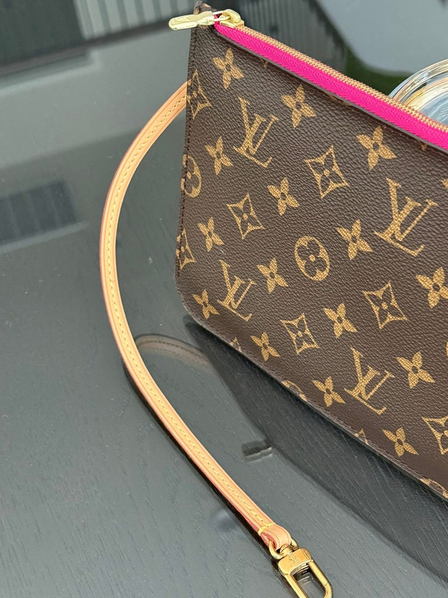 Neverfull MM/GM Pouch in Peony 🗓️ Year: 2016