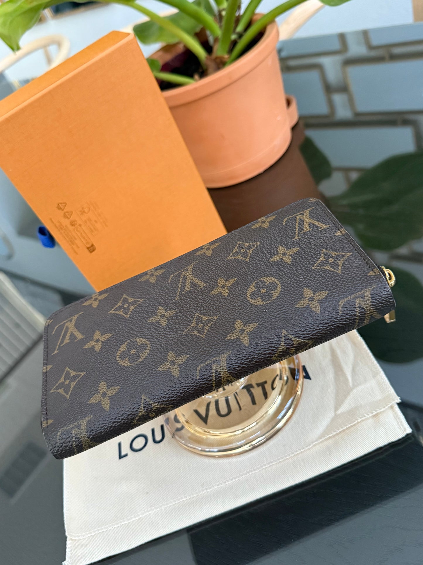 Zippy Long Wallet in Monogram with Dustbag and Box π
Year: 2009