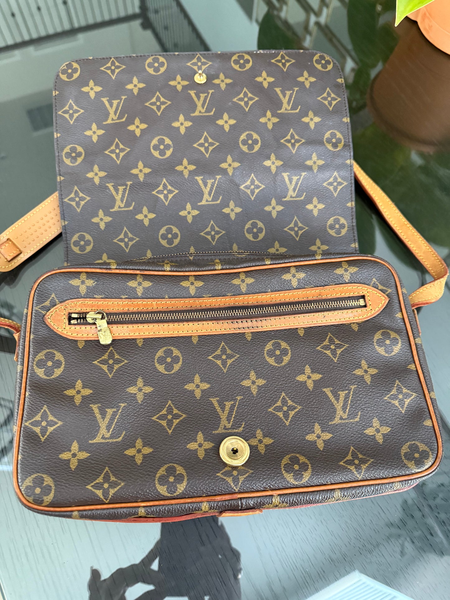 St. Germain 28 Crossbody Bag
๐๏ธ Year: 1995