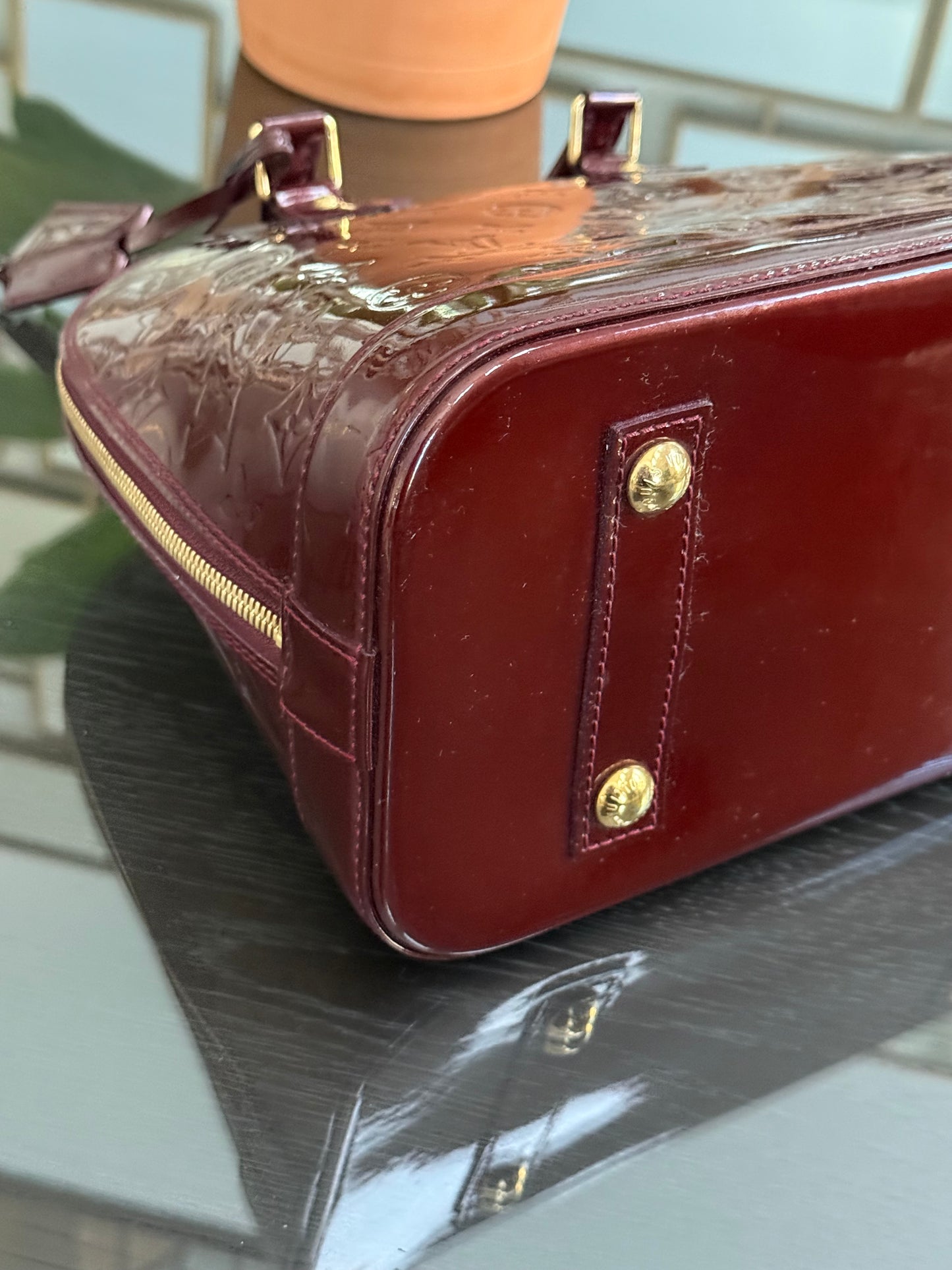 Vernis Alma PM Amarante with Lock π and key, clochette and Dustbag π