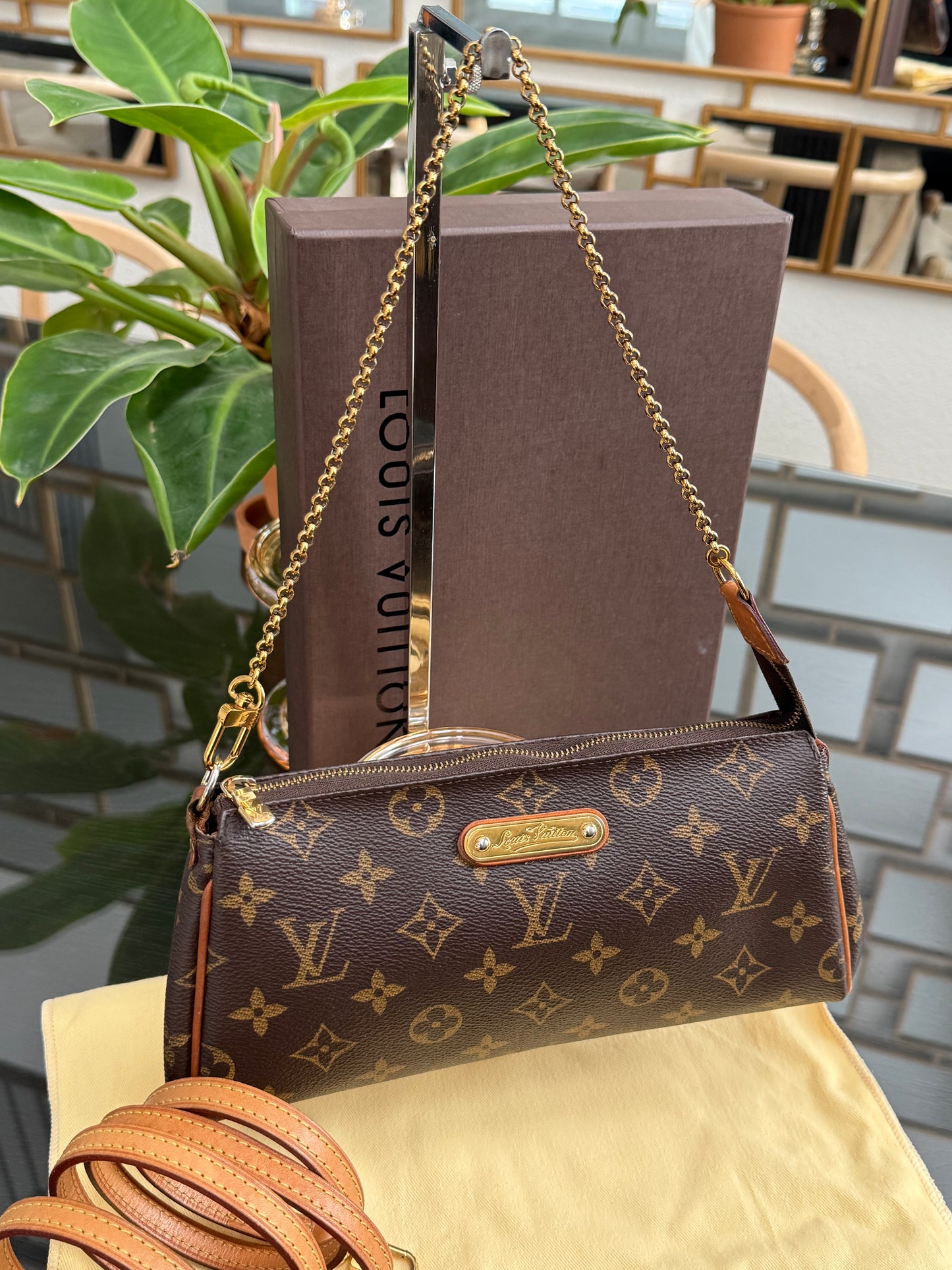 Eva Clutch Crossbody with Dustbag and Box🗓️ Year: 2015