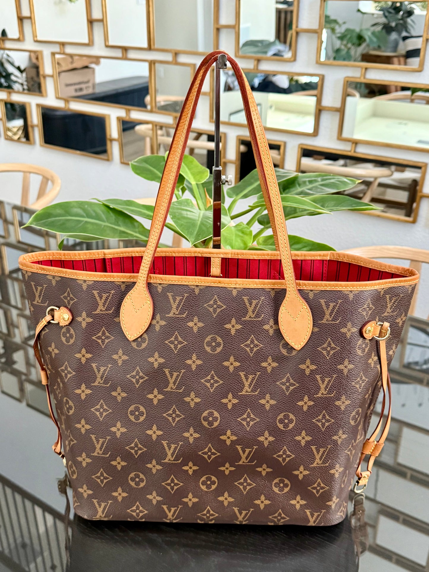 Neverfull MM in Cerise/ Red interior with Dustbag ๐
Year: 2018