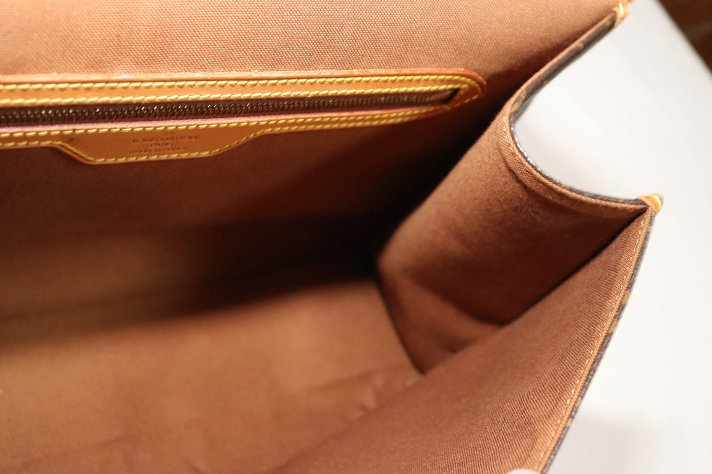Beverly GM Satchel Crossbody - ๐
Year: 1996