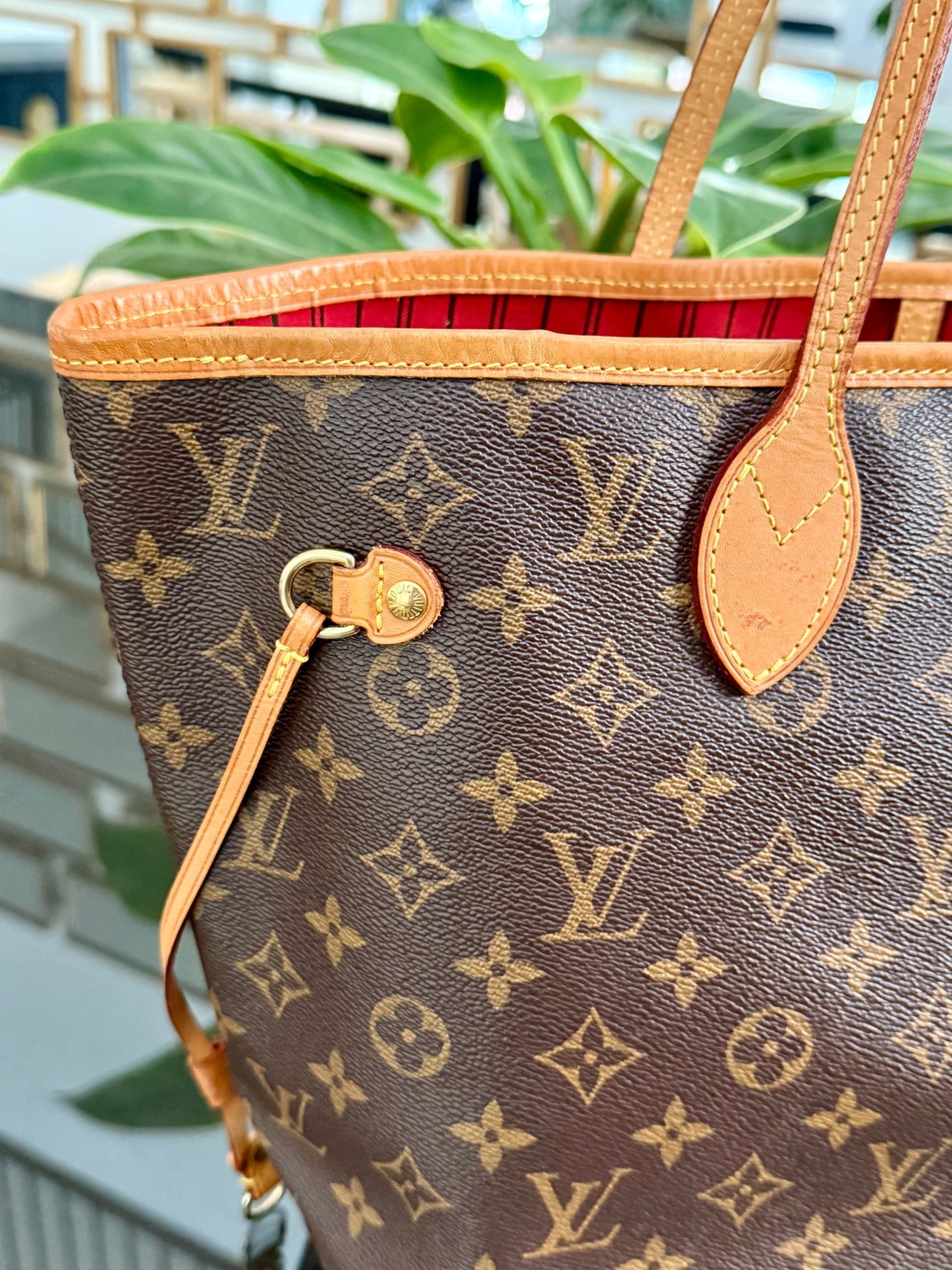 Neverfull MM in Cerise/ Red interior with Dustbag ๐
Year: 2018