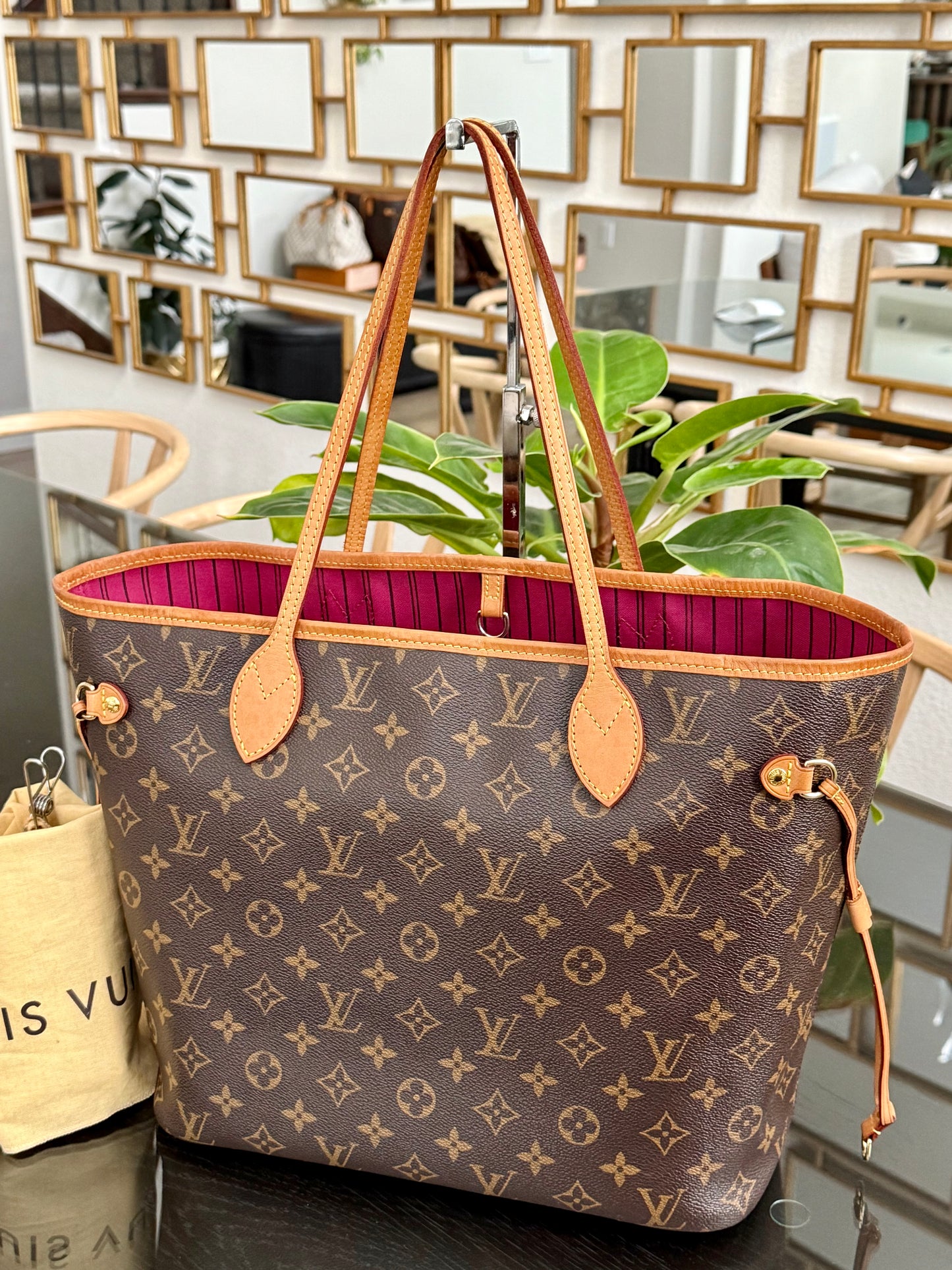 Neverfull MM in Peony interior with Dustbag ๐
Year: 2019