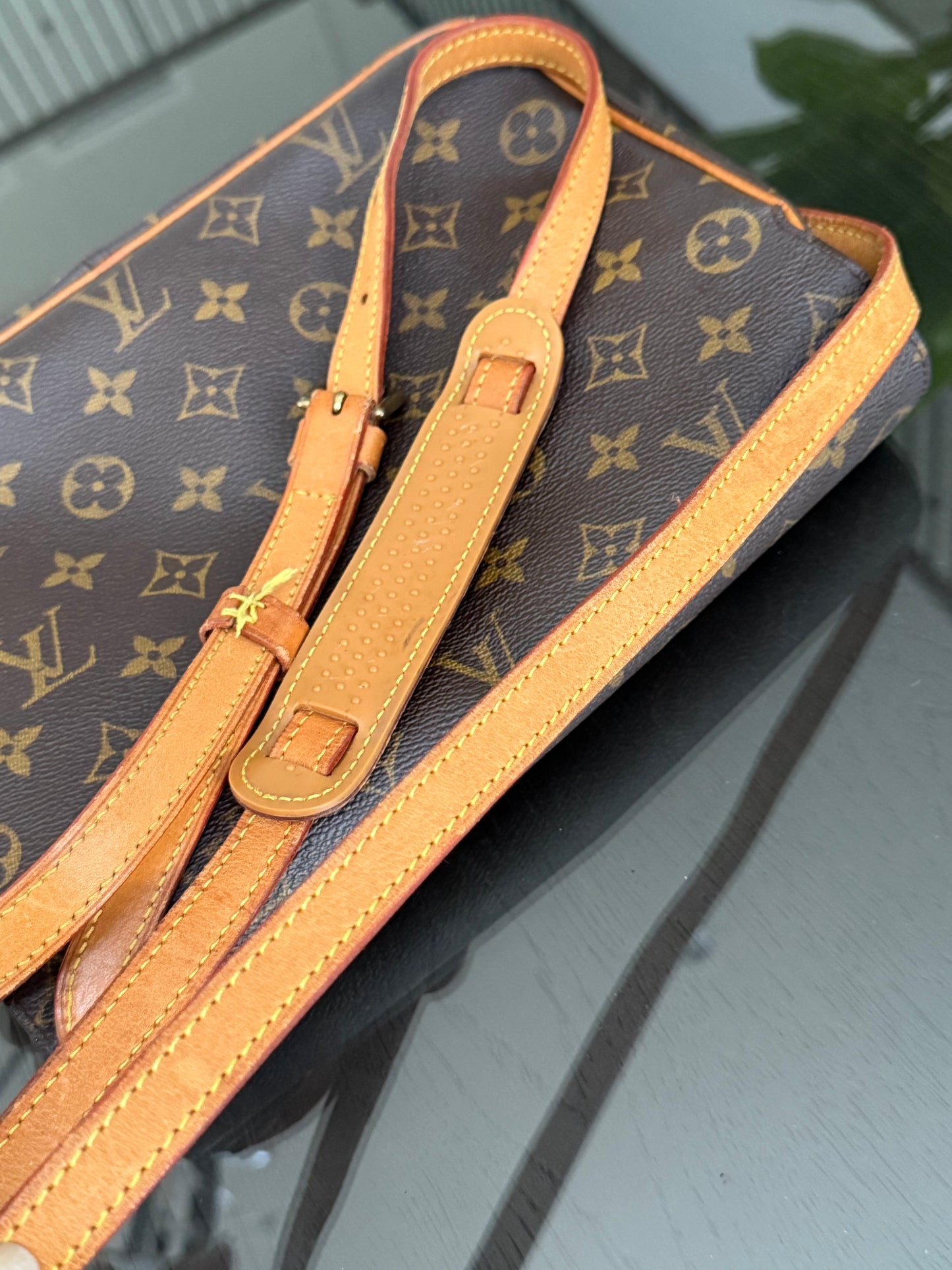 St. Germain 28 Crossbody Bag
๐๏ธ Year: 1995