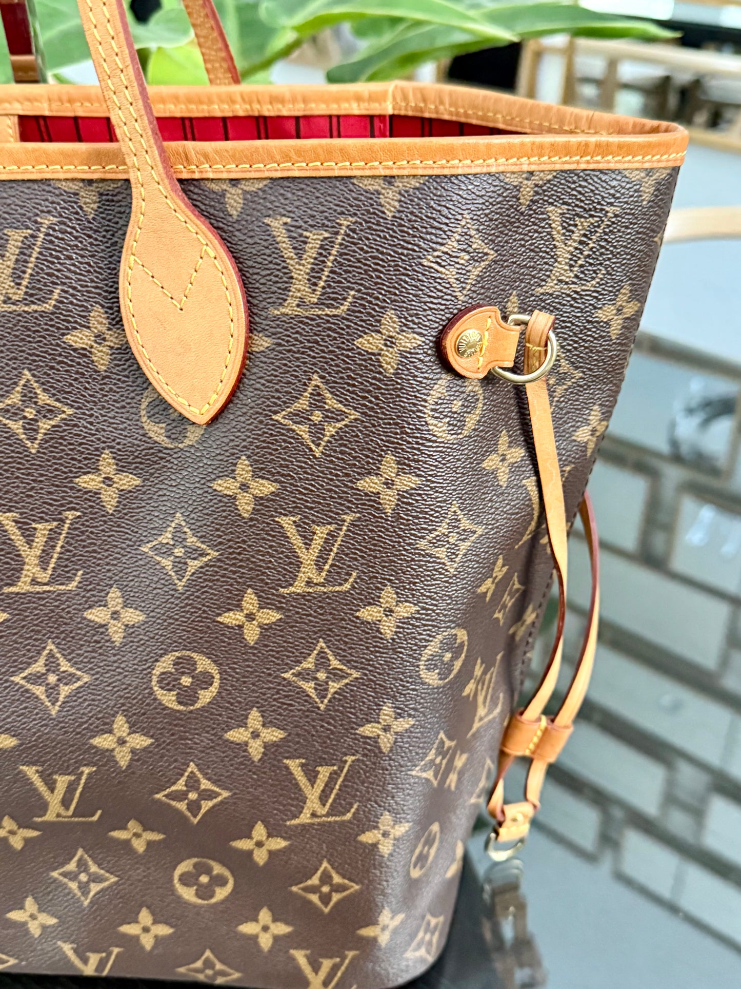 Neverfull MM in Cerise/ Red interior with Dustbag ๐
Year: 2018
