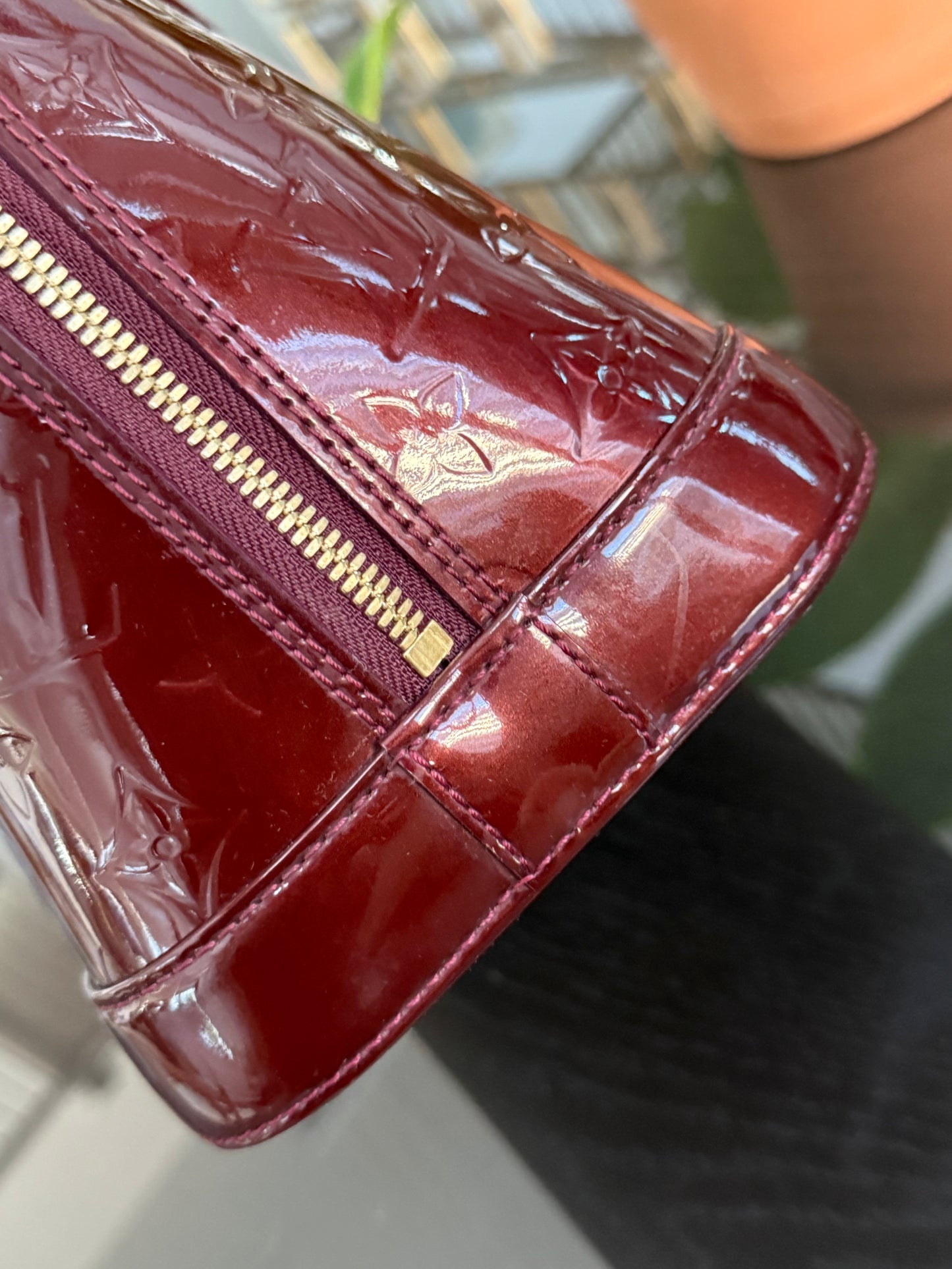 Vernis Alma PM Amarante with Lock π and key, clochette and Dustbag π