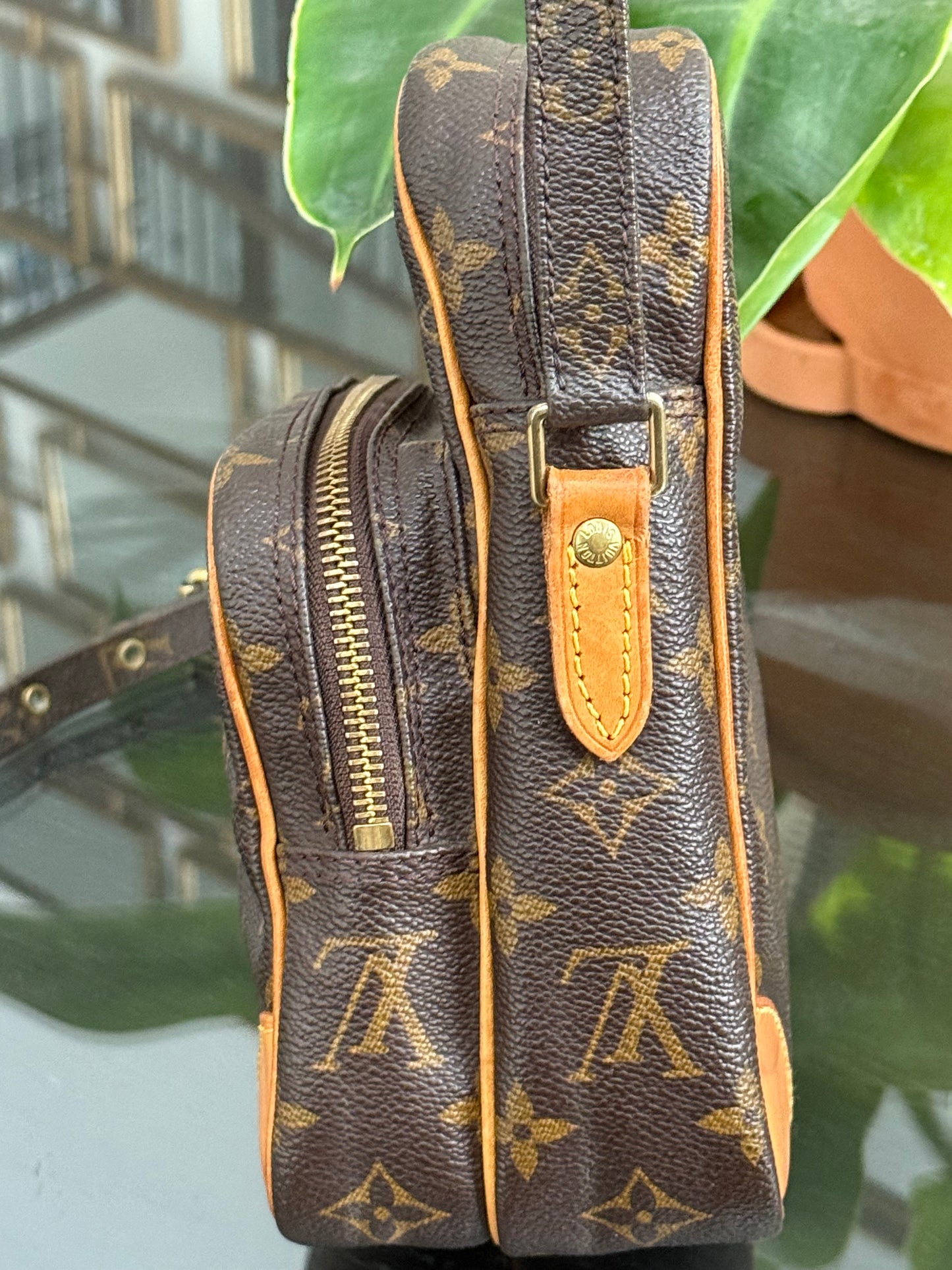 Amazon Crossbody Bag
๐๏ธ Year: 2000