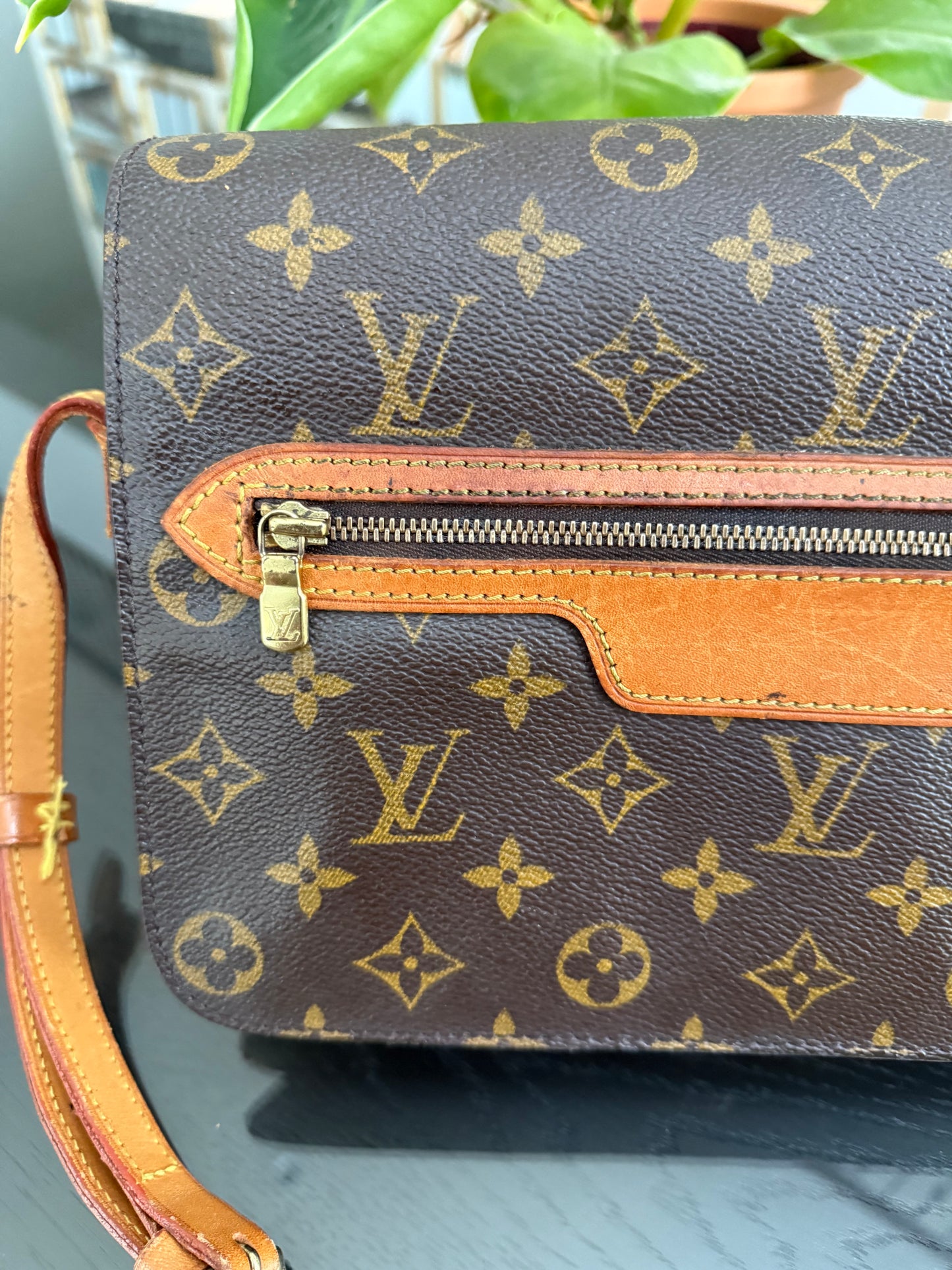 St. Germain 28 Crossbody Bag
๐๏ธ Year: 1995