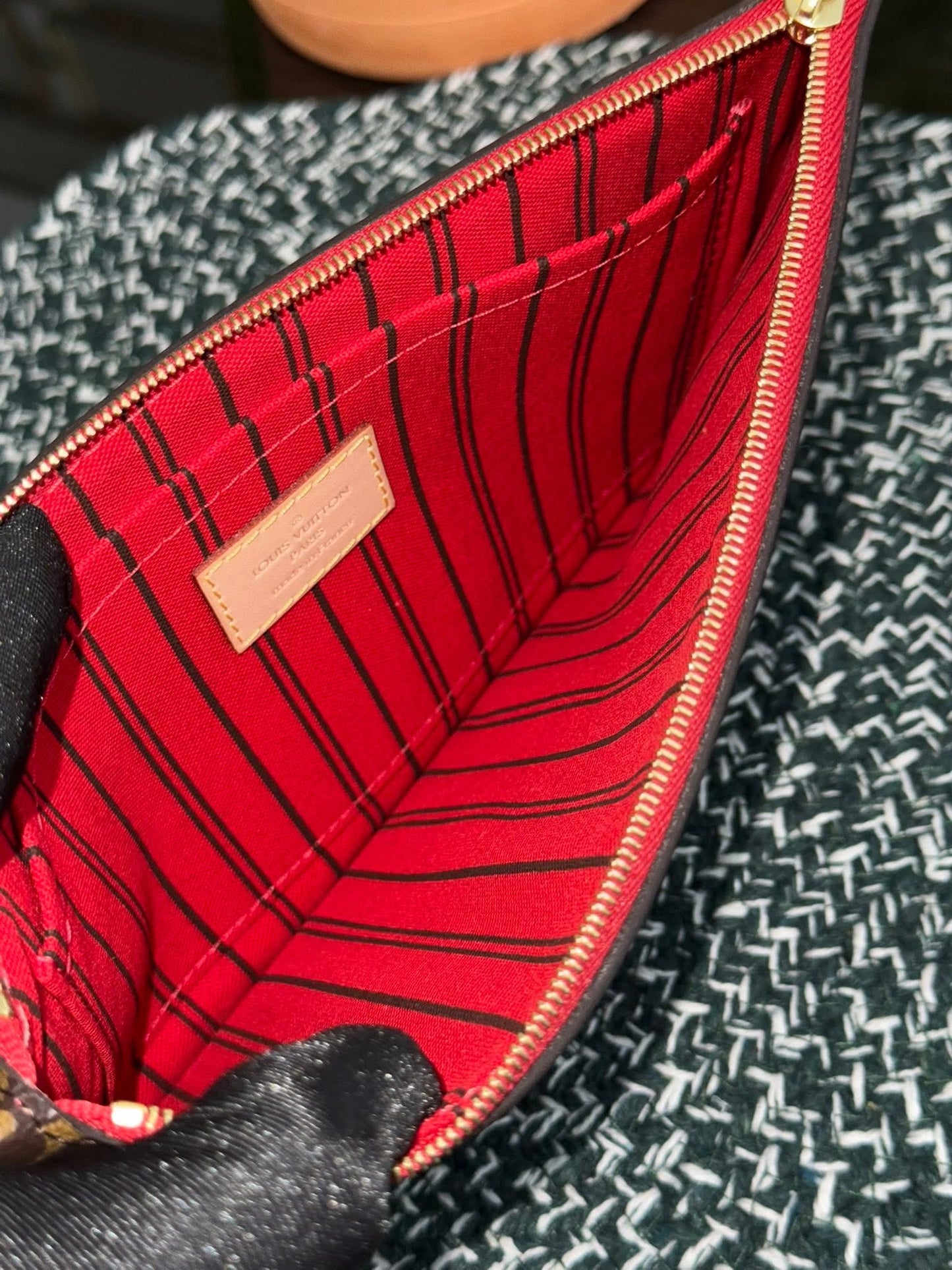 Neverfull MM/GM Pouch in Cerise interior -🗓️ Year: 2017