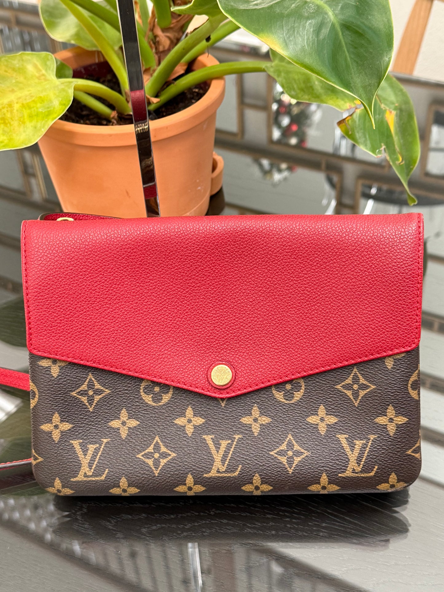 Twice Pochette in Cerise Red with Dustbag -π
Year: 2015