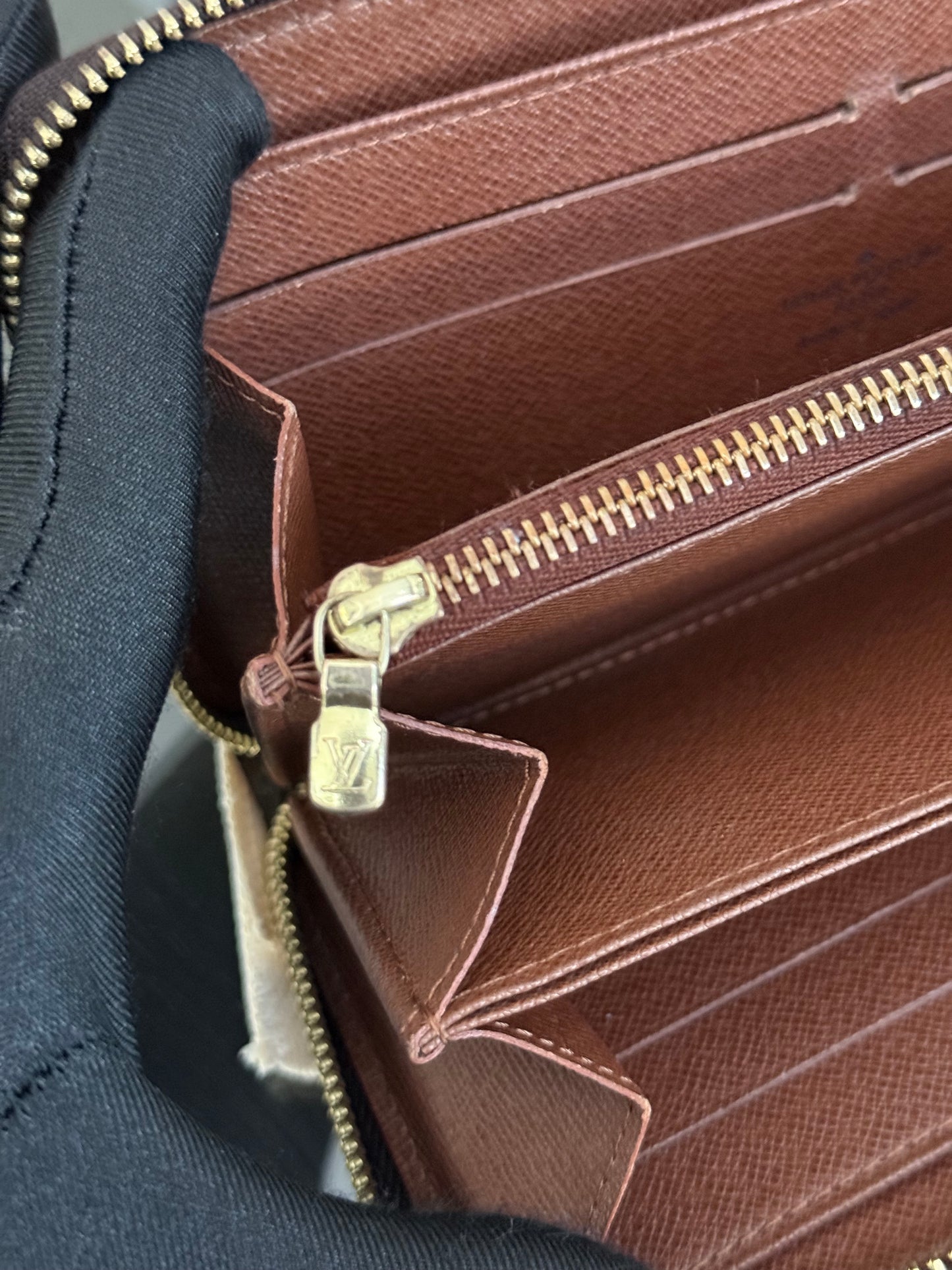 Zippy Long Wallet in Monogram with Dustbag and Box π
Year: 2009