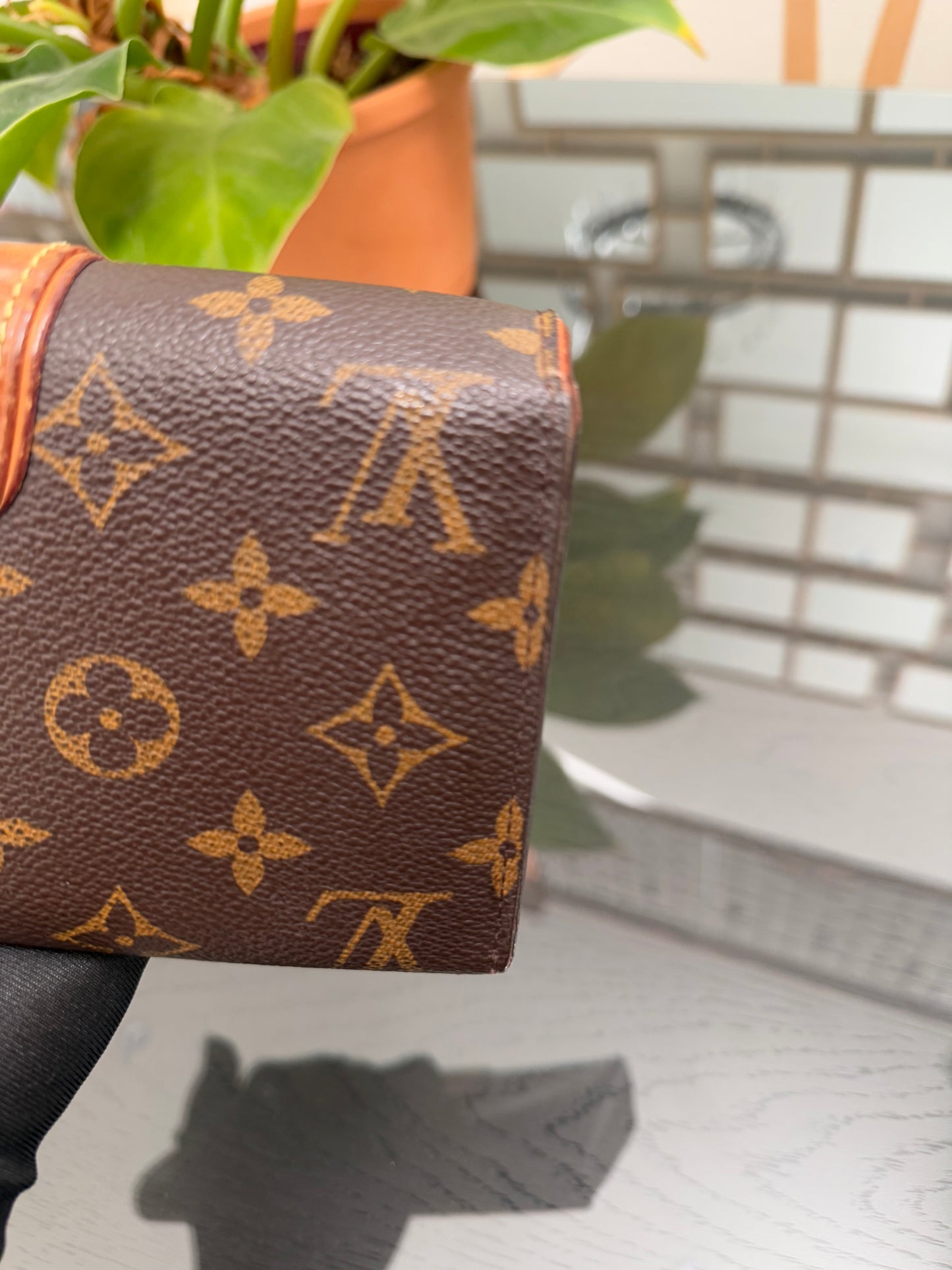 Boetie Wallet w/ 16 Cardholders - ๐
Year: 2011