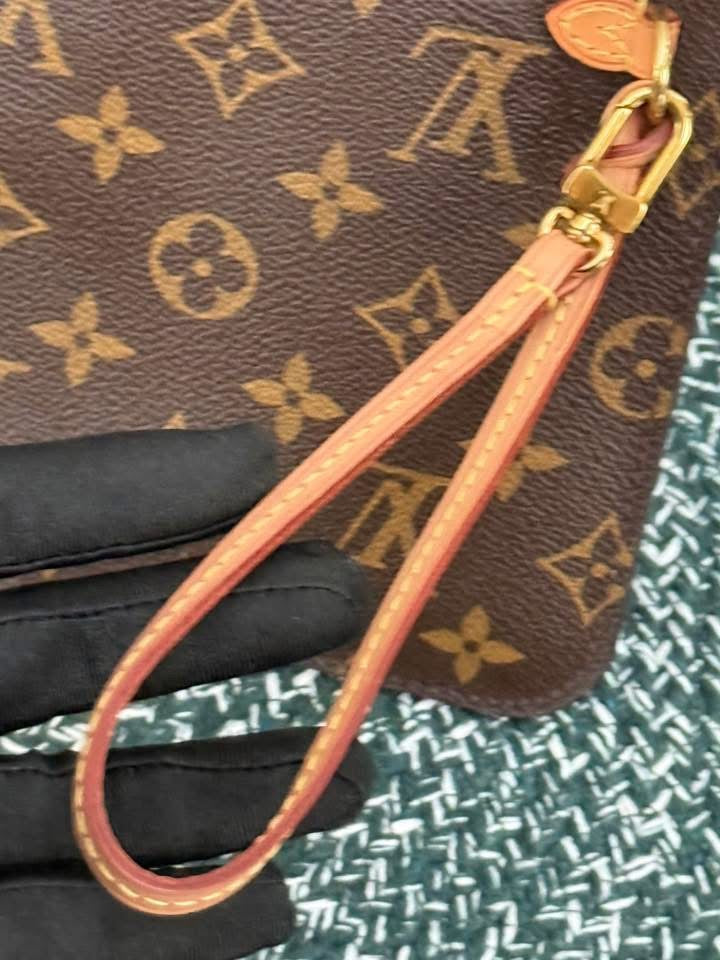 Neverfull MM/GM Pouch in Peony 🗓️ Year: 2020