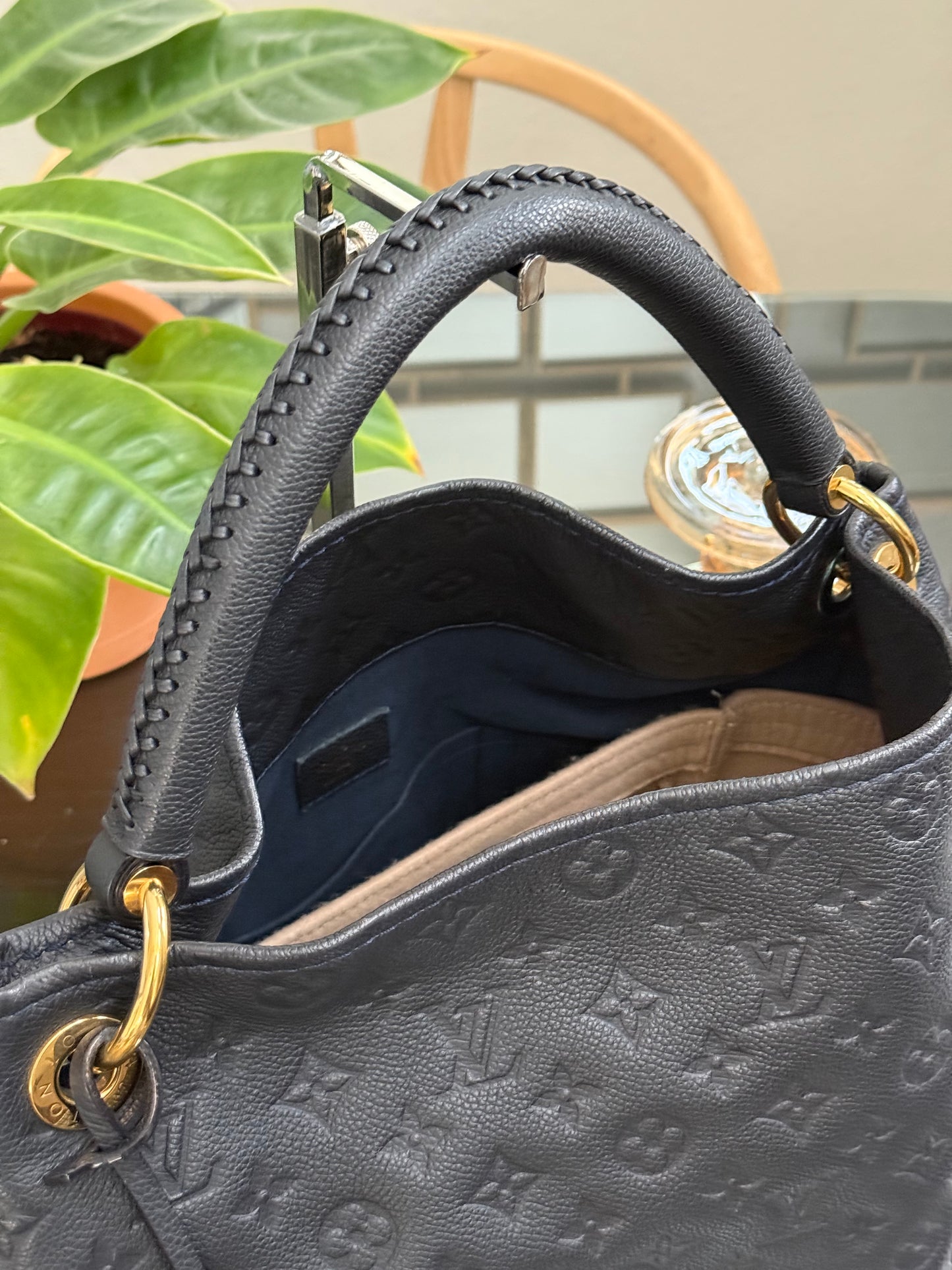 Artsy MM Empriente in Black/ Navy Blue with Dustbag, Receipt and Insert Organizer - ๐
Year: 2012