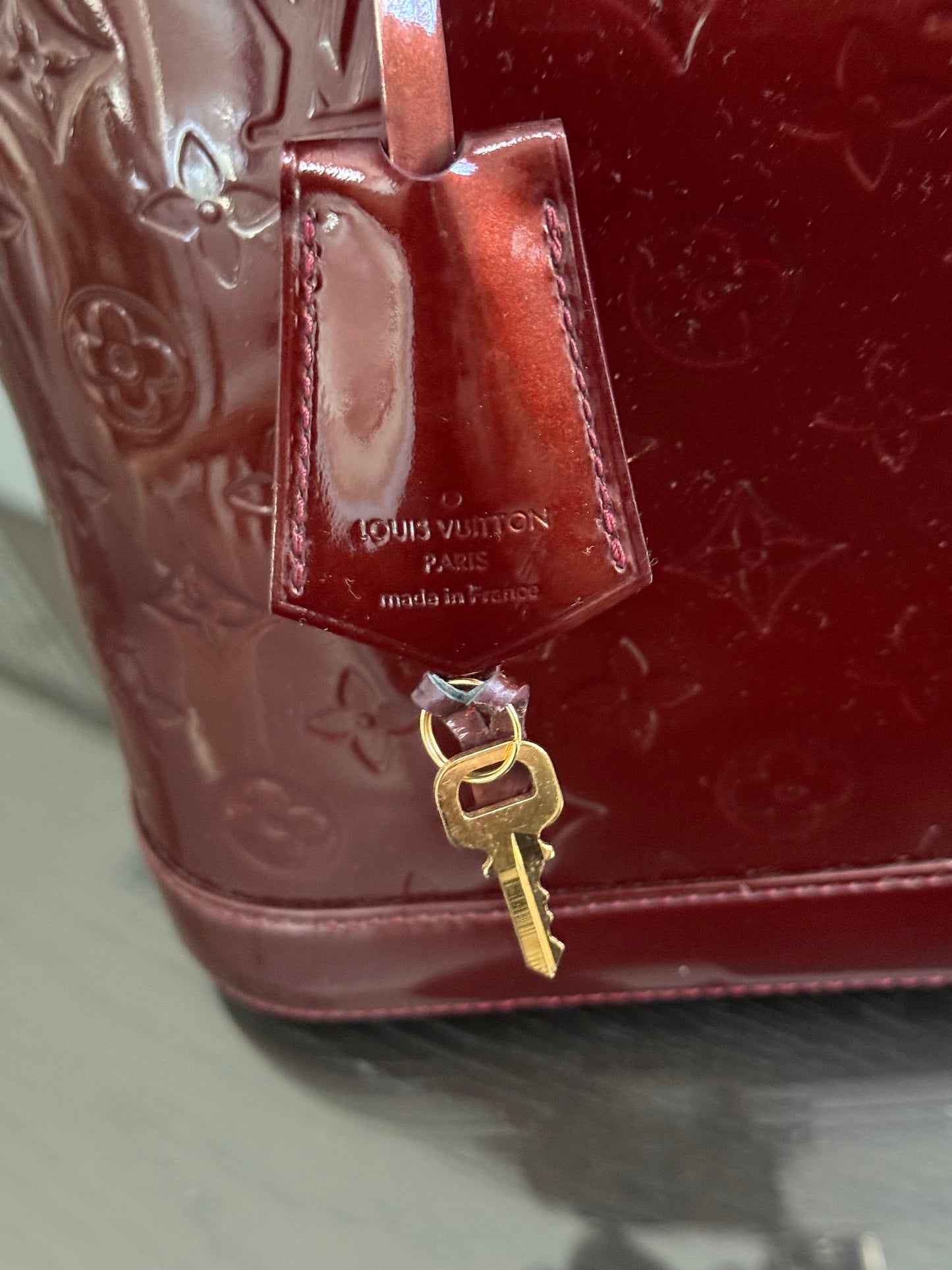 Vernis Alma PM Amarante with Lock π and key, clochette and Dustbag π