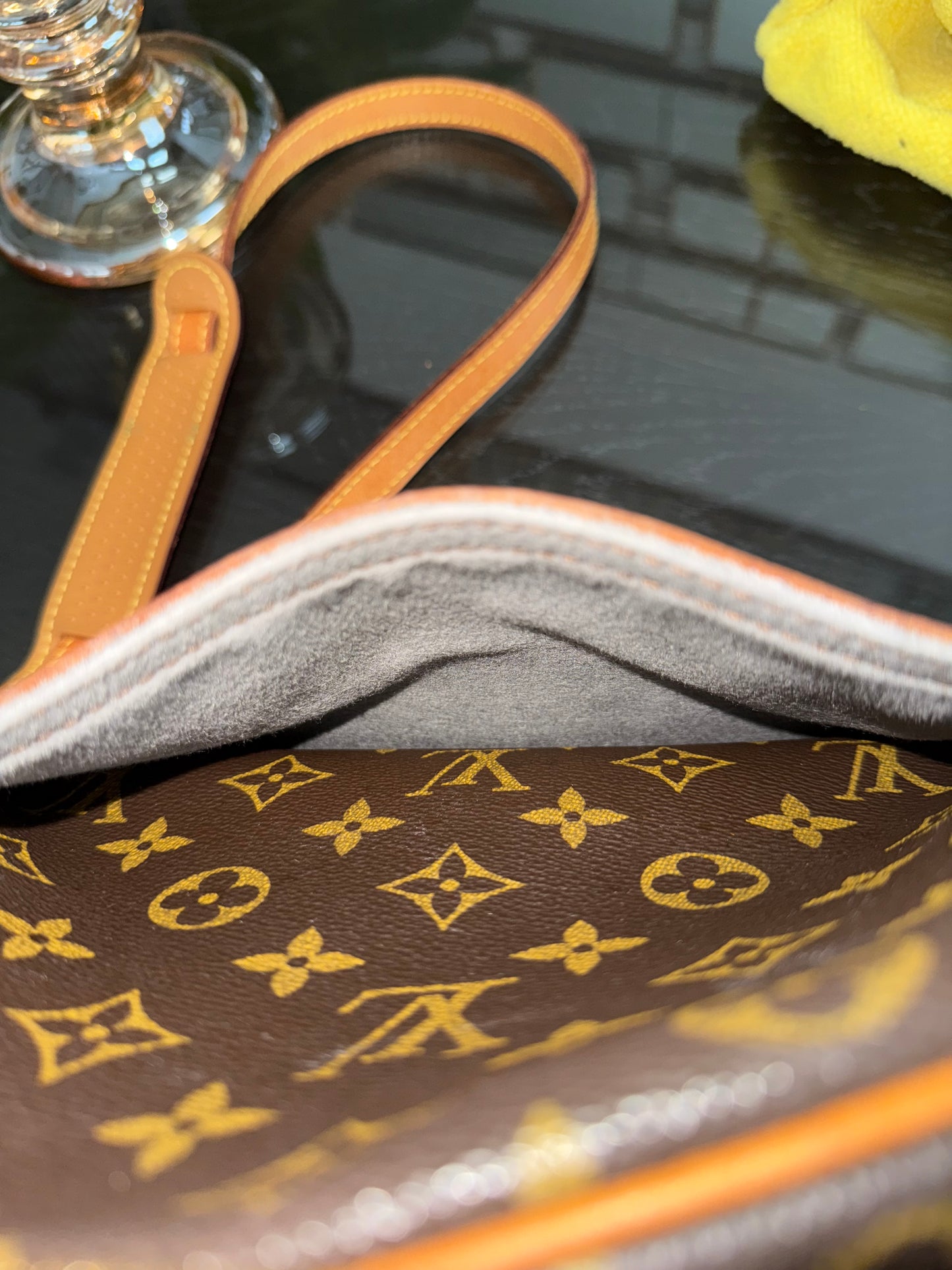 Blois Crossbody -🗓️ Year: 1999