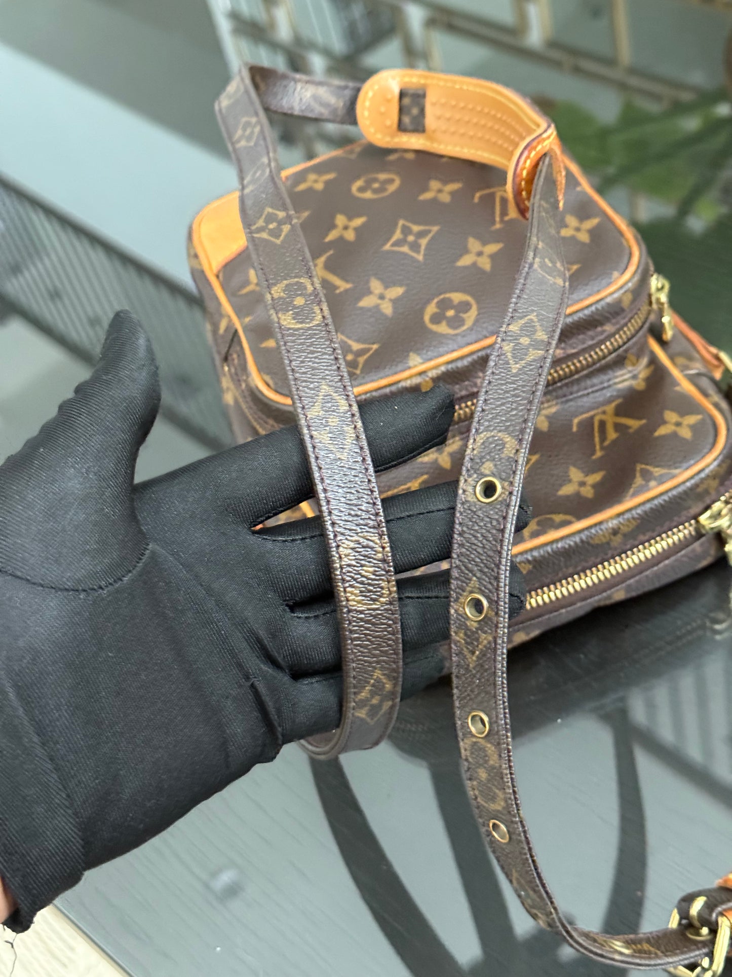 Amazon Crossbody Bag
๐๏ธ Year: 2000