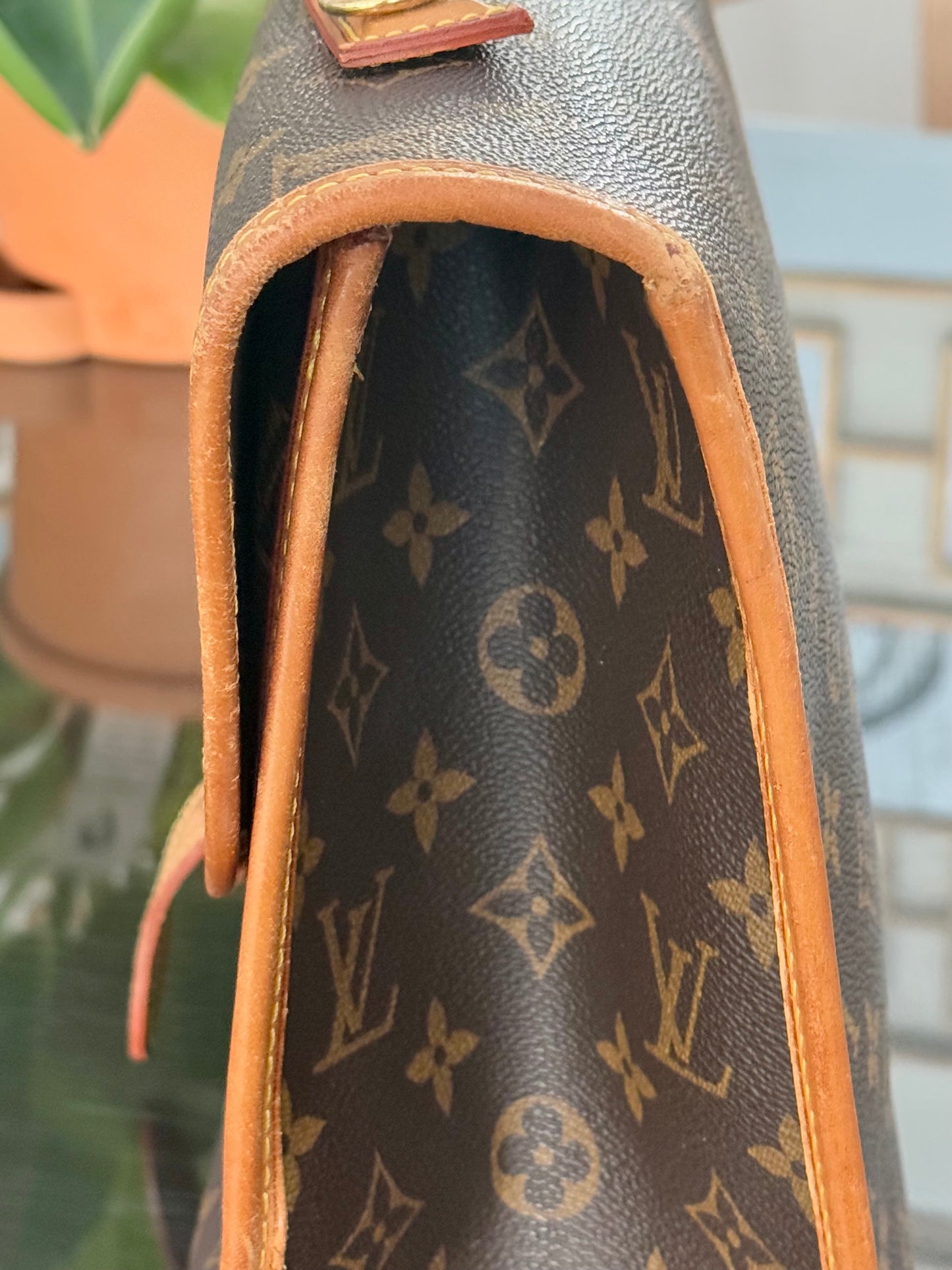 Beverly GM Satchel Crossbody - ๐
Year: 1996