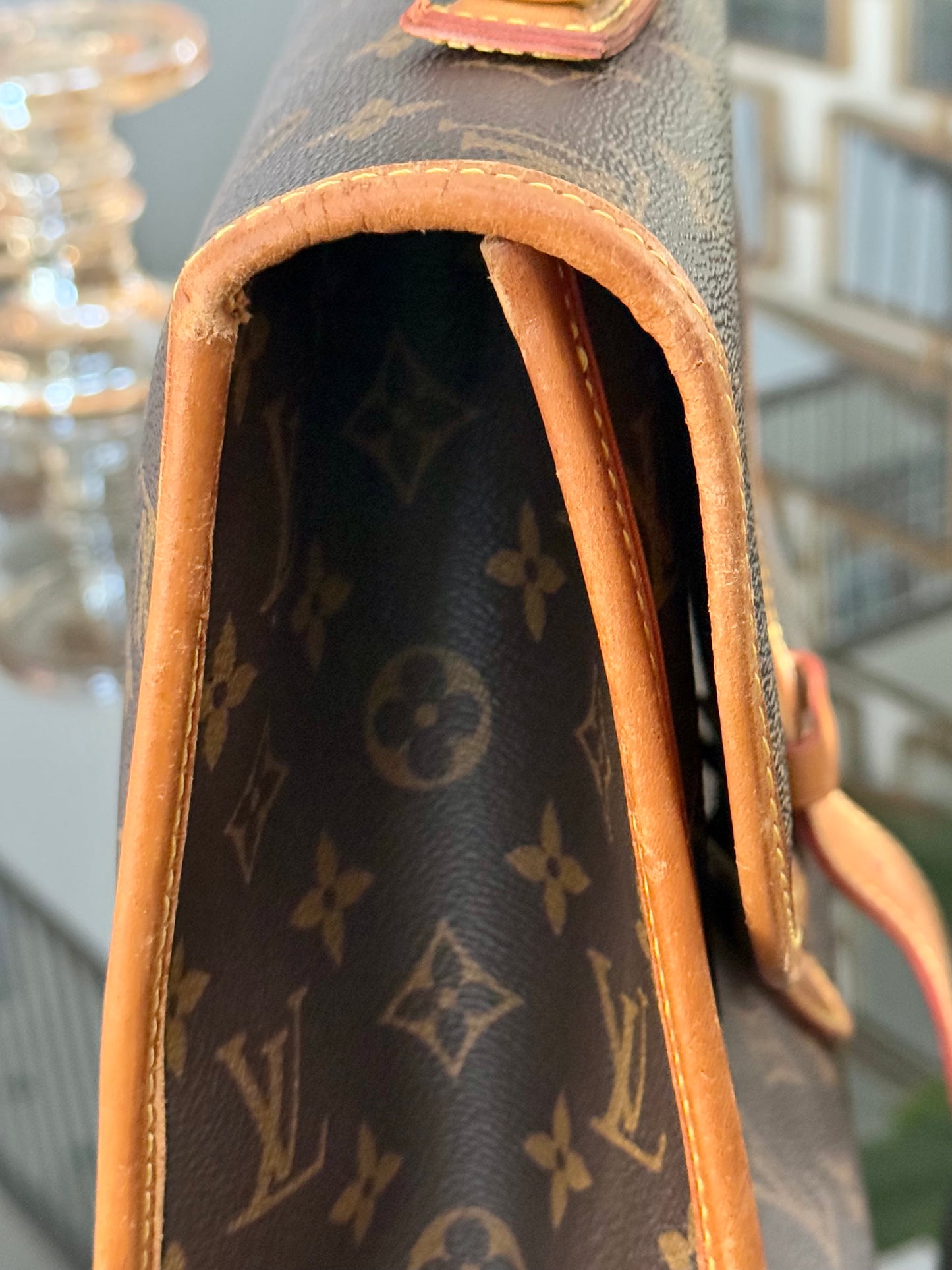 Beverly GM Satchel Crossbody - ๐
Year: 1996